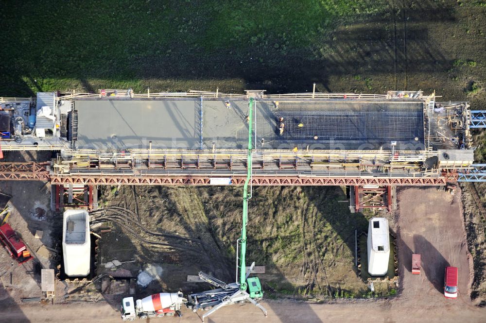 Aerial photograph Rattmannsdorf - Blick auf die Vorschub- Bauarbeiten an der Saale-Elster-Talbrücke zwischen Ammendorf und Schkopau. Das Beton- Viadukt mit insgesamt 8, 5 Kilometern Länge wird teilweise mit großen Baugerüsten in so genannter Vor-Kopf-Bauweise errichtet. Die ICE - Neubaustrecke im Projekt VDE 8 Nürnberg-Berlin der Deutschen Bahn und der DEGES soll 2015 in Betrieb gehen und wird das bisher längste Brückenbauwerk Deutschlands sein. Bauausführende Firmen sind die Hochtief Construction AG, Adam Hörnig, Gerdum und Breuer; Franki Grundbau; Doka Schalungstechniker; BBV Vorspanntechnik; Röro Traggerüstsysteme; Oevermann Hoch- und Tiefbau, Teupe & Söhne Gerüstbau GmbH, Alpine Bau, Kann Baustoffe und Arcelormittal. Die Bauüberwachung erfolgt durch das Ingenieurbüro Schüßler Plan. View of the construction of the Saale-Elster Viaduct between Ammandorf and Schkopau in Saxony Anhalt.