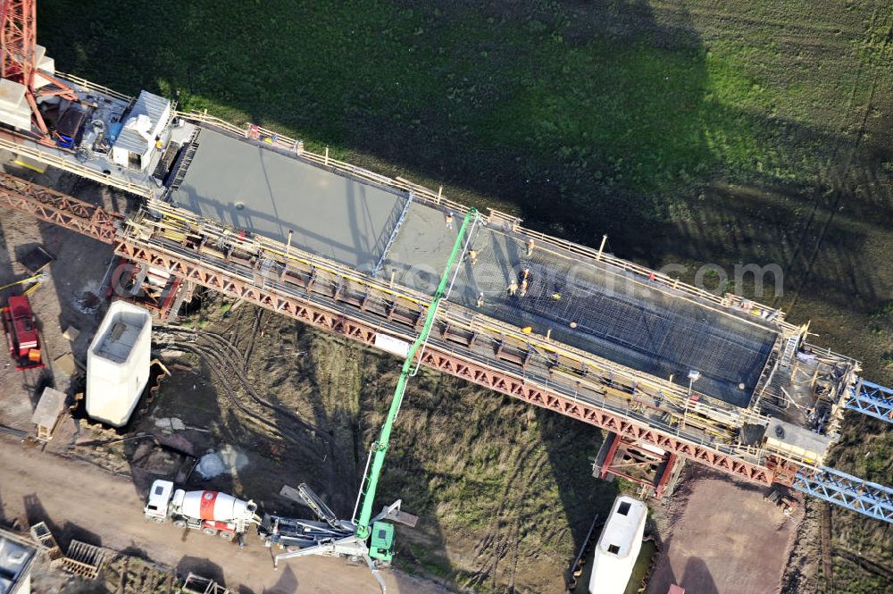 Rattmannsdorf from above - Blick auf die Vorschub- Bauarbeiten an der Saale-Elster-Talbrücke zwischen Ammendorf und Schkopau. Das Beton- Viadukt mit insgesamt 8, 5 Kilometern Länge wird teilweise mit großen Baugerüsten in so genannter Vor-Kopf-Bauweise errichtet. Die ICE - Neubaustrecke im Projekt VDE 8 Nürnberg-Berlin der Deutschen Bahn und der DEGES soll 2015 in Betrieb gehen und wird das bisher längste Brückenbauwerk Deutschlands sein. Bauausführende Firmen sind die Hochtief Construction AG, Adam Hörnig, Gerdum und Breuer; Franki Grundbau; Doka Schalungstechniker; BBV Vorspanntechnik; Röro Traggerüstsysteme; Oevermann Hoch- und Tiefbau, Teupe & Söhne Gerüstbau GmbH, Alpine Bau, Kann Baustoffe und Arcelormittal. Die Bauüberwachung erfolgt durch das Ingenieurbüro Schüßler Plan. View of the construction of the Saale-Elster Viaduct between Ammandorf and Schkopau in Saxony Anhalt.