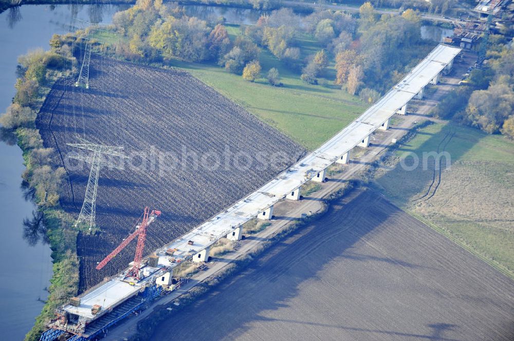 Rattmannsdorf from above - Blick auf die Vorschub- Bauarbeiten an der Saale-Elster-Talbrücke zwischen Ammendorf und Schkopau. Das Beton- Viadukt mit insgesamt 8, 5 Kilometern Länge wird teilweise mit großen Baugerüsten in so genannter Vor-Kopf-Bauweise errichtet. Die ICE - Neubaustrecke im Projekt VDE 8 Nürnberg-Berlin der Deutschen Bahn und der DEGES soll 2015 in Betrieb gehen und wird das bisher längste Brückenbauwerk Deutschlands sein. Bauausführende Firmen sind die Hochtief Construction AG, Adam Hörnig, Gerdum und Breuer; Franki Grundbau; Doka Schalungstechniker; BBV Vorspanntechnik; Röro Traggerüstsysteme; Oevermann Hoch- und Tiefbau, Teupe & Söhne Gerüstbau GmbH, Alpine Bau, Kann Baustoffe und Arcelormittal. Die Bauüberwachung erfolgt durch das Ingenieurbüro Schüßler Plan. View of the construction of the Saale-Elster Viaduct between Ammandorf and Schkopau in Saxony Anhalt.