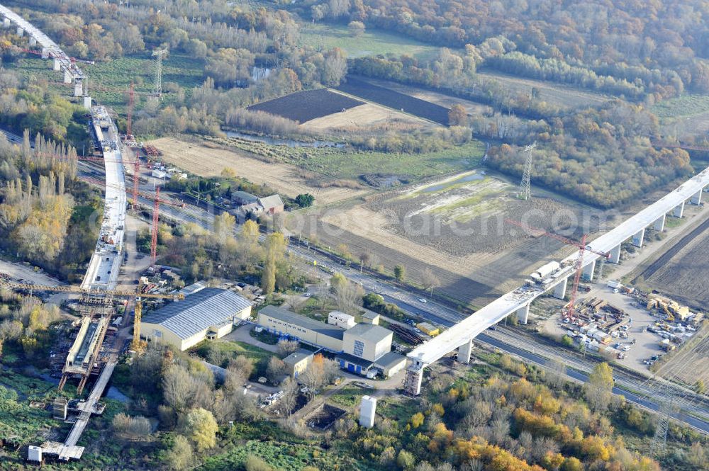 Rattmannsdorf from the bird's eye view: Blick auf die Vorschub- Bauarbeiten an der Saale-Elster-Talbrücke zwischen Ammendorf und Schkopau. Das Beton- Viadukt mit insgesamt 8, 5 Kilometern Länge wird teilweise mit großen Baugerüsten in so genannter Vor-Kopf-Bauweise errichtet. Die ICE - Neubaustrecke im Projekt VDE 8 Nürnberg-Berlin der Deutschen Bahn und der DEGES soll 2015 in Betrieb gehen und wird das bisher längste Brückenbauwerk Deutschlands sein. Bauausführende Firmen sind die Hochtief Construction AG, Adam Hörnig, Gerdum und Breuer; Franki Grundbau; Doka Schalungstechniker; BBV Vorspanntechnik; Röro Traggerüstsysteme; Oevermann Hoch- und Tiefbau, Teupe & Söhne Gerüstbau GmbH, Alpine Bau, Kann Baustoffe und Arcelormittal. Die Bauüberwachung erfolgt durch das Ingenieurbüro Schüßler Plan. View of the construction of the Saale-Elster Viaduct between Ammandorf and Schkopau in Saxony Anhalt.