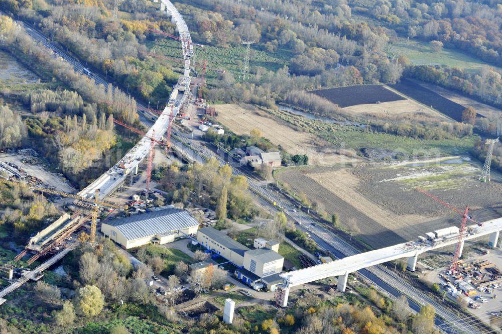 Aerial image Rattmannsdorf - Blick auf die Vorschub- Bauarbeiten an der Saale-Elster-Talbrücke zwischen Ammendorf und Schkopau. Das Beton- Viadukt mit insgesamt 8, 5 Kilometern Länge wird teilweise mit großen Baugerüsten in so genannter Vor-Kopf-Bauweise errichtet. Die ICE - Neubaustrecke im Projekt VDE 8 Nürnberg-Berlin der Deutschen Bahn und der DEGES soll 2015 in Betrieb gehen und wird das bisher längste Brückenbauwerk Deutschlands sein. Bauausführende Firmen sind die Hochtief Construction AG, Adam Hörnig, Gerdum und Breuer; Franki Grundbau; Doka Schalungstechniker; BBV Vorspanntechnik; Röro Traggerüstsysteme; Oevermann Hoch- und Tiefbau, Teupe & Söhne Gerüstbau GmbH, Alpine Bau, Kann Baustoffe und Arcelormittal. Die Bauüberwachung erfolgt durch das Ingenieurbüro Schüßler Plan. View of the construction of the Saale-Elster Viaduct between Ammandorf and Schkopau in Saxony Anhalt.