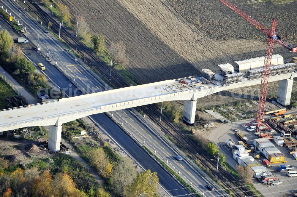 Rattmannsdorf from above - Blick auf die Vorschub- Bauarbeiten an der Saale-Elster-Talbrücke zwischen Ammendorf und Schkopau. Das Beton- Viadukt mit insgesamt 8, 5 Kilometern Länge wird teilweise mit großen Baugerüsten in so genannter Vor-Kopf-Bauweise errichtet. Die ICE - Neubaustrecke im Projekt VDE 8 Nürnberg-Berlin der Deutschen Bahn und der DEGES soll 2015 in Betrieb gehen und wird das bisher längste Brückenbauwerk Deutschlands sein. Bauausführende Firmen sind die Hochtief Construction AG, Adam Hörnig, Gerdum und Breuer; Franki Grundbau; Doka Schalungstechniker; BBV Vorspanntechnik; Röro Traggerüstsysteme; Oevermann Hoch- und Tiefbau, Teupe & Söhne Gerüstbau GmbH, Alpine Bau, Kann Baustoffe und Arcelormittal. Die Bauüberwachung erfolgt durch das Ingenieurbüro Schüßler Plan. View of the construction of the Saale-Elster Viaduct between Ammandorf and Schkopau in Saxony Anhalt.