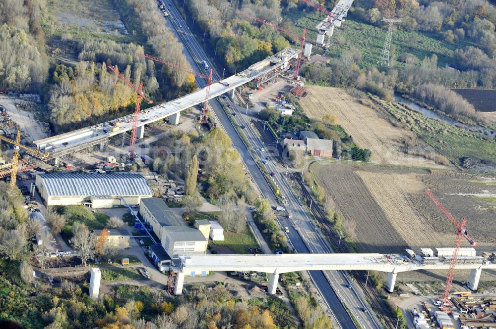 Rattmannsdorf from the bird's eye view: Blick auf die Vorschub- Bauarbeiten an der Saale-Elster-Talbrücke zwischen Ammendorf und Schkopau. Das Beton- Viadukt mit insgesamt 8, 5 Kilometern Länge wird teilweise mit großen Baugerüsten in so genannter Vor-Kopf-Bauweise errichtet. Die ICE - Neubaustrecke im Projekt VDE 8 Nürnberg-Berlin der Deutschen Bahn und der DEGES soll 2015 in Betrieb gehen und wird das bisher längste Brückenbauwerk Deutschlands sein. Bauausführende Firmen sind die Hochtief Construction AG, Adam Hörnig, Gerdum und Breuer; Franki Grundbau; Doka Schalungstechniker; BBV Vorspanntechnik; Röro Traggerüstsysteme; Oevermann Hoch- und Tiefbau, Teupe & Söhne Gerüstbau GmbH, Alpine Bau, Kann Baustoffe und Arcelormittal. Die Bauüberwachung erfolgt durch das Ingenieurbüro Schüßler Plan. View of the construction of the Saale-Elster Viaduct between Ammandorf and Schkopau in Saxony Anhalt.