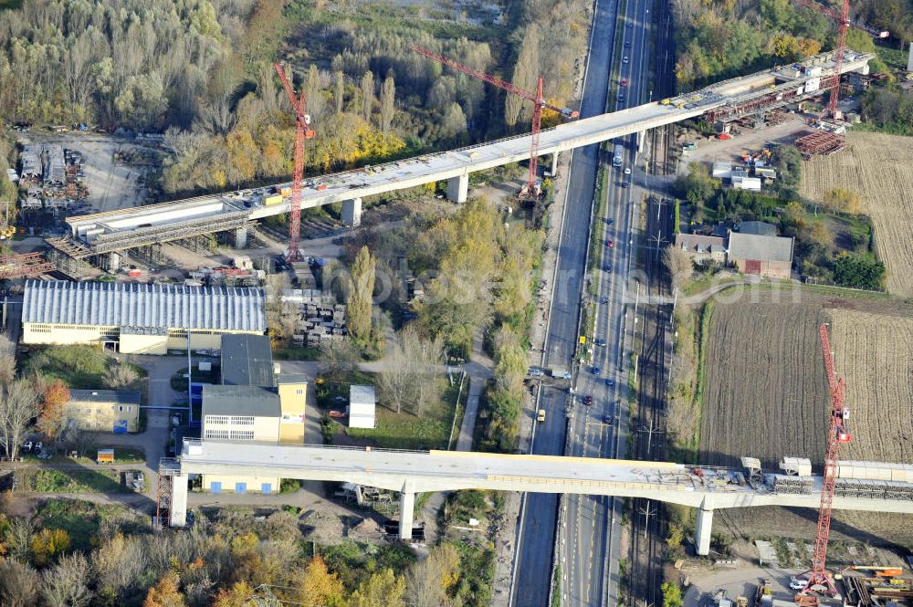 Aerial image Rattmannsdorf - Blick auf die Vorschub- Bauarbeiten an der Saale-Elster-Talbrücke zwischen Ammendorf und Schkopau. Das Beton- Viadukt mit insgesamt 8, 5 Kilometern Länge wird teilweise mit großen Baugerüsten in so genannter Vor-Kopf-Bauweise errichtet. Die ICE - Neubaustrecke im Projekt VDE 8 Nürnberg-Berlin der Deutschen Bahn und der DEGES soll 2015 in Betrieb gehen und wird das bisher längste Brückenbauwerk Deutschlands sein. Bauausführende Firmen sind die Hochtief Construction AG, Adam Hörnig, Gerdum und Breuer; Franki Grundbau; Doka Schalungstechniker; BBV Vorspanntechnik; Röro Traggerüstsysteme; Oevermann Hoch- und Tiefbau, Teupe & Söhne Gerüstbau GmbH, Alpine Bau, Kann Baustoffe und Arcelormittal. Die Bauüberwachung erfolgt durch das Ingenieurbüro Schüßler Plan. View of the construction of the Saale-Elster Viaduct between Ammandorf and Schkopau in Saxony Anhalt.