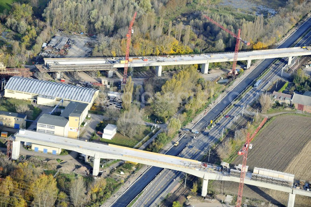 Rattmannsdorf from above - Blick auf die Vorschub- Bauarbeiten an der Saale-Elster-Talbrücke zwischen Ammendorf und Schkopau. Das Beton- Viadukt mit insgesamt 8, 5 Kilometern Länge wird teilweise mit großen Baugerüsten in so genannter Vor-Kopf-Bauweise errichtet. Die ICE - Neubaustrecke im Projekt VDE 8 Nürnberg-Berlin der Deutschen Bahn und der DEGES soll 2015 in Betrieb gehen und wird das bisher längste Brückenbauwerk Deutschlands sein. Bauausführende Firmen sind die Hochtief Construction AG, Adam Hörnig, Gerdum und Breuer; Franki Grundbau; Doka Schalungstechniker; BBV Vorspanntechnik; Röro Traggerüstsysteme; Oevermann Hoch- und Tiefbau, Teupe & Söhne Gerüstbau GmbH, Alpine Bau, Kann Baustoffe und Arcelormittal. Die Bauüberwachung erfolgt durch das Ingenieurbüro Schüßler Plan. View of the construction of the Saale-Elster Viaduct between Ammandorf and Schkopau in Saxony Anhalt.