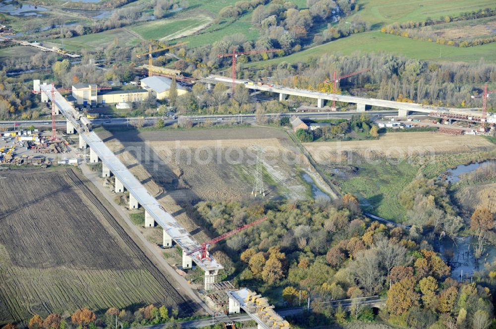 Rattmannsdorf from above - Blick auf die Vorschub- Bauarbeiten an der Saale-Elster-Talbrücke zwischen Ammendorf und Schkopau. Das Beton- Viadukt mit insgesamt 8, 5 Kilometern Länge wird teilweise mit großen Baugerüsten in so genannter Vor-Kopf-Bauweise errichtet. Die ICE - Neubaustrecke im Projekt VDE 8 Nürnberg-Berlin der Deutschen Bahn und der DEGES soll 2015 in Betrieb gehen und wird das bisher längste Brückenbauwerk Deutschlands sein. Bauausführende Firmen sind die Hochtief Construction AG, Adam Hörnig, Gerdum und Breuer; Franki Grundbau; Doka Schalungstechniker; BBV Vorspanntechnik; Röro Traggerüstsysteme; Oevermann Hoch- und Tiefbau, Teupe & Söhne Gerüstbau GmbH, Alpine Bau, Kann Baustoffe und Arcelormittal. Die Bauüberwachung erfolgt durch das Ingenieurbüro Schüßler Plan. View of the construction of the Saale-Elster Viaduct between Ammandorf and Schkopau in Saxony Anhalt.