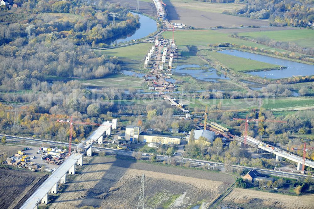 Aerial image Rattmannsdorf - Blick auf die Vorschub- Bauarbeiten an der Saale-Elster-Talbrücke zwischen Ammendorf und Schkopau. Das Beton- Viadukt mit insgesamt 8, 5 Kilometern Länge wird teilweise mit großen Baugerüsten in so genannter Vor-Kopf-Bauweise errichtet. Die ICE - Neubaustrecke im Projekt VDE 8 Nürnberg-Berlin der Deutschen Bahn und der DEGES soll 2015 in Betrieb gehen und wird das bisher längste Brückenbauwerk Deutschlands sein. Bauausführende Firmen sind die Hochtief Construction AG, Adam Hörnig, Gerdum und Breuer; Franki Grundbau; Doka Schalungstechniker; BBV Vorspanntechnik; Röro Traggerüstsysteme; Oevermann Hoch- und Tiefbau, Teupe & Söhne Gerüstbau GmbH, Alpine Bau, Kann Baustoffe und Arcelormittal. Die Bauüberwachung erfolgt durch das Ingenieurbüro Schüßler Plan. View of the construction of the Saale-Elster Viaduct between Ammandorf and Schkopau in Saxony Anhalt.