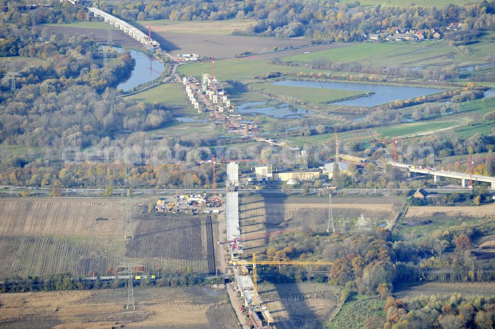 Aerial photograph Rattmannsdorf - Blick auf die Vorschub- Bauarbeiten an der Saale-Elster-Talbrücke zwischen Ammendorf und Schkopau. Das Beton- Viadukt mit insgesamt 8, 5 Kilometern Länge wird teilweise mit großen Baugerüsten in so genannter Vor-Kopf-Bauweise errichtet. Die ICE - Neubaustrecke im Projekt VDE 8 Nürnberg-Berlin der Deutschen Bahn und der DEGES soll 2015 in Betrieb gehen und wird das bisher längste Brückenbauwerk Deutschlands sein. Bauausführende Firmen sind die Hochtief Construction AG, Adam Hörnig, Gerdum und Breuer; Franki Grundbau; Doka Schalungstechniker; BBV Vorspanntechnik; Röro Traggerüstsysteme; Oevermann Hoch- und Tiefbau, Teupe & Söhne Gerüstbau GmbH, Alpine Bau, Kann Baustoffe und Arcelormittal. Die Bauüberwachung erfolgt durch das Ingenieurbüro Schüßler Plan. View of the construction of the Saale-Elster Viaduct between Ammandorf and Schkopau in Saxony Anhalt.