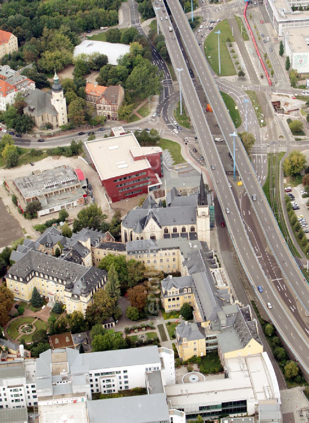 Aerial image Halle / Saale - Stadtansicht auf den Neubau der Saaleklinik. Mit im Bild das Krankenhaus St. Elisabeth und St. Barbara. City scape of the new building Saaleklinik. There is the hospital of St. Elisabeth and St. Barbara, too.