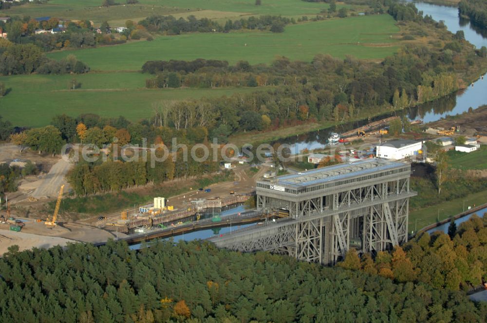 Aerial image Niederfinow - Das Wasserstraßen-Neubauamt Berlin den Bauauftrag für den Neubau des Schiffshebewerkes Niederfinow Nord vergeben. Der Zuschlag wurde auf das Angebot der Bietergemeinschaft Neues Schiffshebewerk Niederfinow unter Federführung der Bilfinger Berger AG erteilt. Der Bietergemeinschaft gehören weiter: die DSD Brückenbau GmbH, die Johann Bunte Bauunternehmung GmbH & Co. KG und die Siemag GmbH an. Die geplante Bauzeit für das neue Schiffshebewerk beträgt fünf Jahre, die Baukosten für die Gesamtanlage liegen bei rd. 285 Mio. Euro und werden durch den Bund finanziert. Seit Mitte Februar 2009 wird die Baugrubenumschließung für das neue Schiffshebewerk hergestellt. Es werden 217 Träger und 214 Zwischenbohlen in den Baugrund eingebracht. Die Träger haben eine Länge von ca. 22m und wiegen einzeln etwa 5,7 Tonnen. Die Rüttelarbeiten für die Baugrube werden voraussichtlich bis Ende April andauern.Mit einem Investitionsvolumen von rd. 285. Mio € entsteht in Niederfinow bis zum Jahr 2014 ein neues Schiffshebewerk der europäischen Wasserstraßenklasse V. Der Neubau ist dringend erforderlich, weil das alte Schiffshebewerk aus dem Jahr 1934 bald das Ende seiner Lebensdauer erreicht hat. Um die Funktion der Havel-Oder-Wasserstraße aufrechtzuerhalten, muss es daher planmäßig durch einen Neubau ersetzt werden.