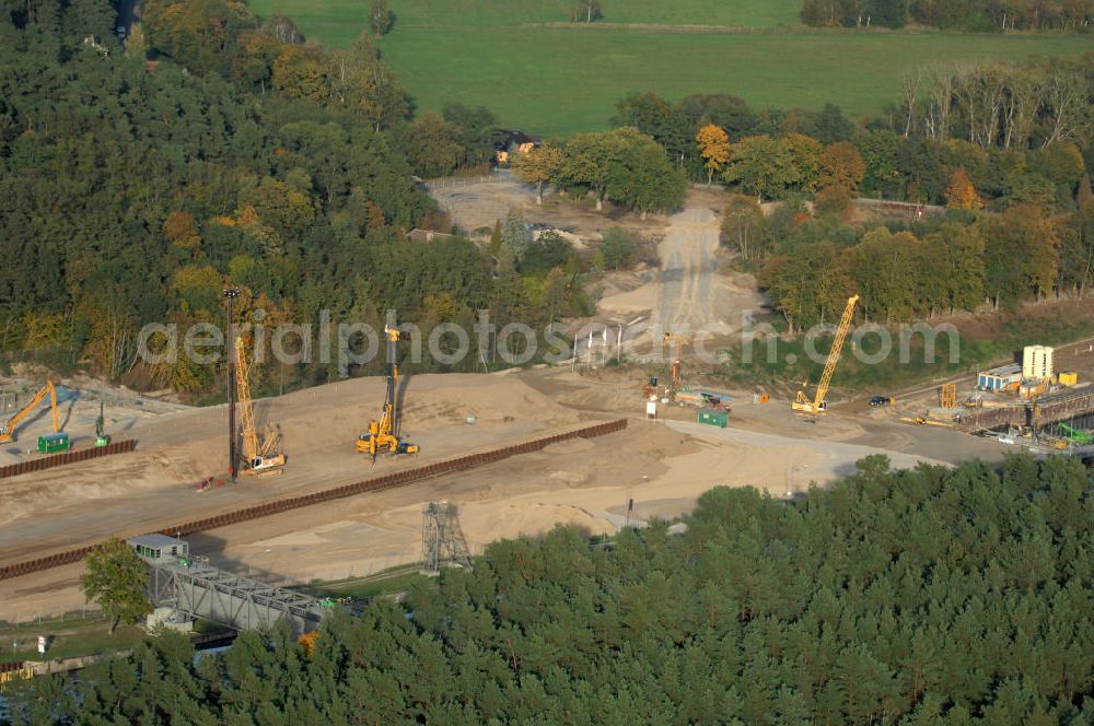 Aerial photograph Niederfinow - Das Wasserstraßen-Neubauamt Berlin den Bauauftrag für den Neubau des Schiffshebewerkes Niederfinow Nord vergeben. Der Zuschlag wurde auf das Angebot der Bietergemeinschaft Neues Schiffshebewerk Niederfinow unter Federführung der Bilfinger Berger AG erteilt. Der Bietergemeinschaft gehören weiter: die DSD Brückenbau GmbH, die Johann Bunte Bauunternehmung GmbH & Co. KG und die Siemag GmbH an. Die geplante Bauzeit für das neue Schiffshebewerk beträgt fünf Jahre, die Baukosten für die Gesamtanlage liegen bei rd. 285 Mio. Euro und werden durch den Bund finanziert. Seit Mitte Februar 2009 wird die Baugrubenumschließung für das neue Schiffshebewerk hergestellt. Es werden 217 Träger und 214 Zwischenbohlen in den Baugrund eingebracht. Die Träger haben eine Länge von ca. 22m und wiegen einzeln etwa 5,7 Tonnen. Die Rüttelarbeiten für die Baugrube werden voraussichtlich bis Ende April andauern.Mit einem Investitionsvolumen von rd. 285. Mio € entsteht in Niederfinow bis zum Jahr 2014 ein neues Schiffshebewerk der europäischen Wasserstraßenklasse V. Der Neubau ist dringend erforderlich, weil das alte Schiffshebewerk aus dem Jahr 1934 bald das Ende seiner Lebensdauer erreicht hat. Um die Funktion der Havel-Oder-Wasserstraße aufrechtzuerhalten, muss es daher planmäßig durch einen Neubau ersetzt werden.