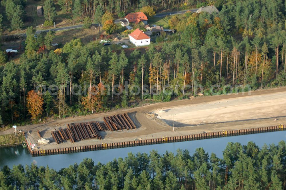 Niederfinow from above - Das Wasserstraßen-Neubauamt Berlin den Bauauftrag für den Neubau des Schiffshebewerkes Niederfinow Nord vergeben. Der Zuschlag wurde auf das Angebot der Bietergemeinschaft Neues Schiffshebewerk Niederfinow unter Federführung der Bilfinger Berger AG erteilt. Der Bietergemeinschaft gehören weiter: die DSD Brückenbau GmbH, die Johann Bunte Bauunternehmung GmbH & Co. KG und die Siemag GmbH an. Die geplante Bauzeit für das neue Schiffshebewerk beträgt fünf Jahre, die Baukosten für die Gesamtanlage liegen bei rd. 285 Mio. Euro und werden durch den Bund finanziert. Seit Mitte Februar 2009 wird die Baugrubenumschließung für das neue Schiffshebewerk hergestellt. Es werden 217 Träger und 214 Zwischenbohlen in den Baugrund eingebracht. Die Träger haben eine Länge von ca. 22m und wiegen einzeln etwa 5,7 Tonnen. Die Rüttelarbeiten für die Baugrube werden voraussichtlich bis Ende April andauern.Mit einem Investitionsvolumen von rd. 285. Mio € entsteht in Niederfinow bis zum Jahr 2014 ein neues Schiffshebewerk der europäischen Wasserstraßenklasse V. Der Neubau ist dringend erforderlich, weil das alte Schiffshebewerk aus dem Jahr 1934 bald das Ende seiner Lebensdauer erreicht hat. Um die Funktion der Havel-Oder-Wasserstraße aufrechtzuerhalten, muss es daher planmäßig durch einen Neubau ersetzt werden.