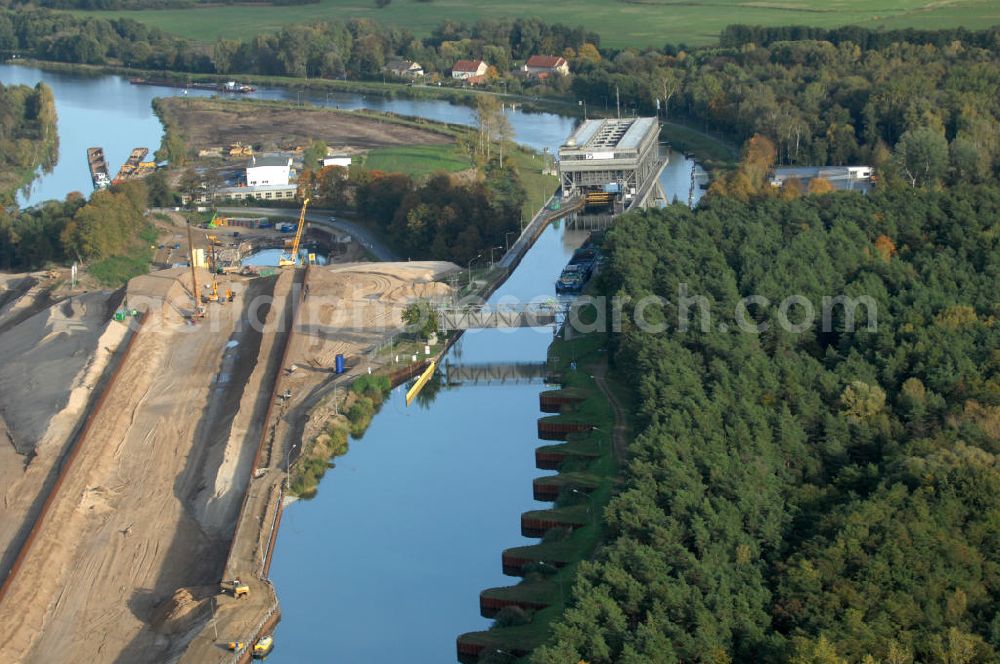 Niederfinow from the bird's eye view: Das Wasserstraßen-Neubauamt Berlin den Bauauftrag für den Neubau des Schiffshebewerkes Niederfinow Nord vergeben. Der Zuschlag wurde auf das Angebot der Bietergemeinschaft Neues Schiffshebewerk Niederfinow unter Federführung der Bilfinger Berger AG erteilt. Der Bietergemeinschaft gehören weiter: die DSD Brückenbau GmbH, die Johann Bunte Bauunternehmung GmbH & Co. KG und die Siemag GmbH an. Die geplante Bauzeit für das neue Schiffshebewerk beträgt fünf Jahre, die Baukosten für die Gesamtanlage liegen bei rd. 285 Mio. Euro und werden durch den Bund finanziert. Seit Mitte Februar 2009 wird die Baugrubenumschließung für das neue Schiffshebewerk hergestellt. Es werden 217 Träger und 214 Zwischenbohlen in den Baugrund eingebracht. Die Träger haben eine Länge von ca. 22m und wiegen einzeln etwa 5,7 Tonnen. Die Rüttelarbeiten für die Baugrube werden voraussichtlich bis Ende April andauern.Mit einem Investitionsvolumen von rd. 285. Mio € entsteht in Niederfinow bis zum Jahr 2014 ein neues Schiffshebewerk der europäischen Wasserstraßenklasse V. Der Neubau ist dringend erforderlich, weil das alte Schiffshebewerk aus dem Jahr 1934 bald das Ende seiner Lebensdauer erreicht hat. Um die Funktion der Havel-Oder-Wasserstraße aufrechtzuerhalten, muss es daher planmäßig durch einen Neubau ersetzt werden.