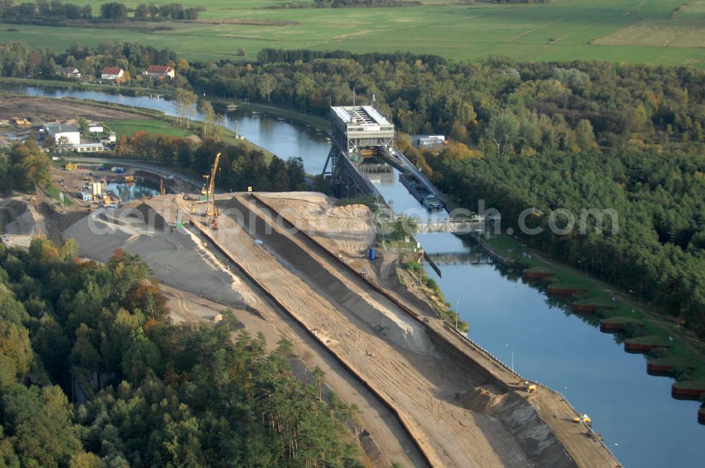 Niederfinow from above - Das Wasserstraßen-Neubauamt Berlin den Bauauftrag für den Neubau des Schiffshebewerkes Niederfinow Nord vergeben. Der Zuschlag wurde auf das Angebot der Bietergemeinschaft Neues Schiffshebewerk Niederfinow unter Federführung der Bilfinger Berger AG erteilt. Der Bietergemeinschaft gehören weiter: die DSD Brückenbau GmbH, die Johann Bunte Bauunternehmung GmbH & Co. KG und die Siemag GmbH an. Die geplante Bauzeit für das neue Schiffshebewerk beträgt fünf Jahre, die Baukosten für die Gesamtanlage liegen bei rd. 285 Mio. Euro und werden durch den Bund finanziert. Seit Mitte Februar 2009 wird die Baugrubenumschließung für das neue Schiffshebewerk hergestellt. Es werden 217 Träger und 214 Zwischenbohlen in den Baugrund eingebracht. Die Träger haben eine Länge von ca. 22m und wiegen einzeln etwa 5,7 Tonnen. Die Rüttelarbeiten für die Baugrube werden voraussichtlich bis Ende April andauern.Mit einem Investitionsvolumen von rd. 285. Mio € entsteht in Niederfinow bis zum Jahr 2014 ein neues Schiffshebewerk der europäischen Wasserstraßenklasse V. Der Neubau ist dringend erforderlich, weil das alte Schiffshebewerk aus dem Jahr 1934 bald das Ende seiner Lebensdauer erreicht hat. Um die Funktion der Havel-Oder-Wasserstraße aufrechtzuerhalten, muss es daher planmäßig durch einen Neubau ersetzt werden.