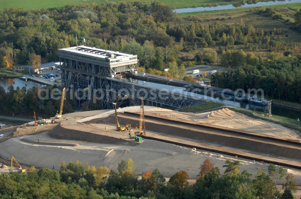 Aerial image Niederfinow - Das Wasserstraßen-Neubauamt Berlin den Bauauftrag für den Neubau des Schiffshebewerkes Niederfinow Nord vergeben. Der Zuschlag wurde auf das Angebot der Bietergemeinschaft Neues Schiffshebewerk Niederfinow unter Federführung der Bilfinger Berger AG erteilt. Der Bietergemeinschaft gehören weiter: die DSD Brückenbau GmbH, die Johann Bunte Bauunternehmung GmbH & Co. KG und die Siemag GmbH an. Die geplante Bauzeit für das neue Schiffshebewerk beträgt fünf Jahre, die Baukosten für die Gesamtanlage liegen bei rd. 285 Mio. Euro und werden durch den Bund finanziert. Seit Mitte Februar 2009 wird die Baugrubenumschließung für das neue Schiffshebewerk hergestellt. Es werden 217 Träger und 214 Zwischenbohlen in den Baugrund eingebracht. Die Träger haben eine Länge von ca. 22m und wiegen einzeln etwa 5,7 Tonnen. Die Rüttelarbeiten für die Baugrube werden voraussichtlich bis Ende April andauern.Mit einem Investitionsvolumen von rd. 285. Mio € entsteht in Niederfinow bis zum Jahr 2014 ein neues Schiffshebewerk der europäischen Wasserstraßenklasse V. Der Neubau ist dringend erforderlich, weil das alte Schiffshebewerk aus dem Jahr 1934 bald das Ende seiner Lebensdauer erreicht hat. Um die Funktion der Havel-Oder-Wasserstraße aufrechtzuerhalten, muss es daher planmäßig durch einen Neubau ersetzt werden.