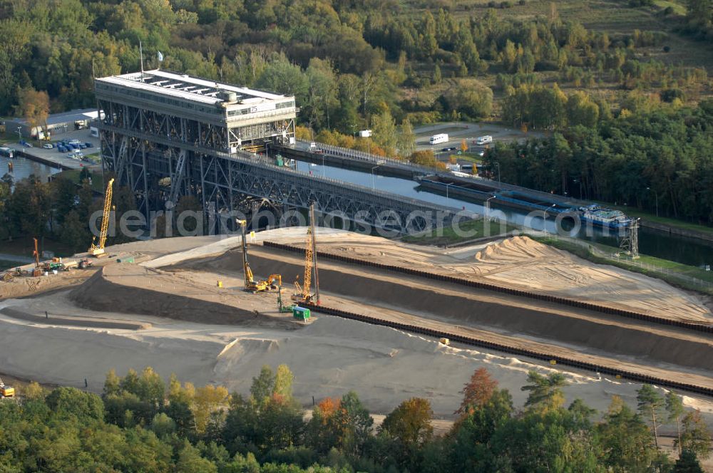 Aerial photograph Niederfinow - Das Wasserstraßen-Neubauamt Berlin den Bauauftrag für den Neubau des Schiffshebewerkes Niederfinow Nord vergeben. Der Zuschlag wurde auf das Angebot der Bietergemeinschaft Neues Schiffshebewerk Niederfinow unter Federführung der Bilfinger Berger AG erteilt. Der Bietergemeinschaft gehören weiter: die DSD Brückenbau GmbH, die Johann Bunte Bauunternehmung GmbH & Co. KG und die Siemag GmbH an. Die geplante Bauzeit für das neue Schiffshebewerk beträgt fünf Jahre, die Baukosten für die Gesamtanlage liegen bei rd. 285 Mio. Euro und werden durch den Bund finanziert. Seit Mitte Februar 2009 wird die Baugrubenumschließung für das neue Schiffshebewerk hergestellt. Es werden 217 Träger und 214 Zwischenbohlen in den Baugrund eingebracht. Die Träger haben eine Länge von ca. 22m und wiegen einzeln etwa 5,7 Tonnen. Die Rüttelarbeiten für die Baugrube werden voraussichtlich bis Ende April andauern.Mit einem Investitionsvolumen von rd. 285. Mio € entsteht in Niederfinow bis zum Jahr 2014 ein neues Schiffshebewerk der europäischen Wasserstraßenklasse V. Der Neubau ist dringend erforderlich, weil das alte Schiffshebewerk aus dem Jahr 1934 bald das Ende seiner Lebensdauer erreicht hat. Um die Funktion der Havel-Oder-Wasserstraße aufrechtzuerhalten, muss es daher planmäßig durch einen Neubau ersetzt werden.