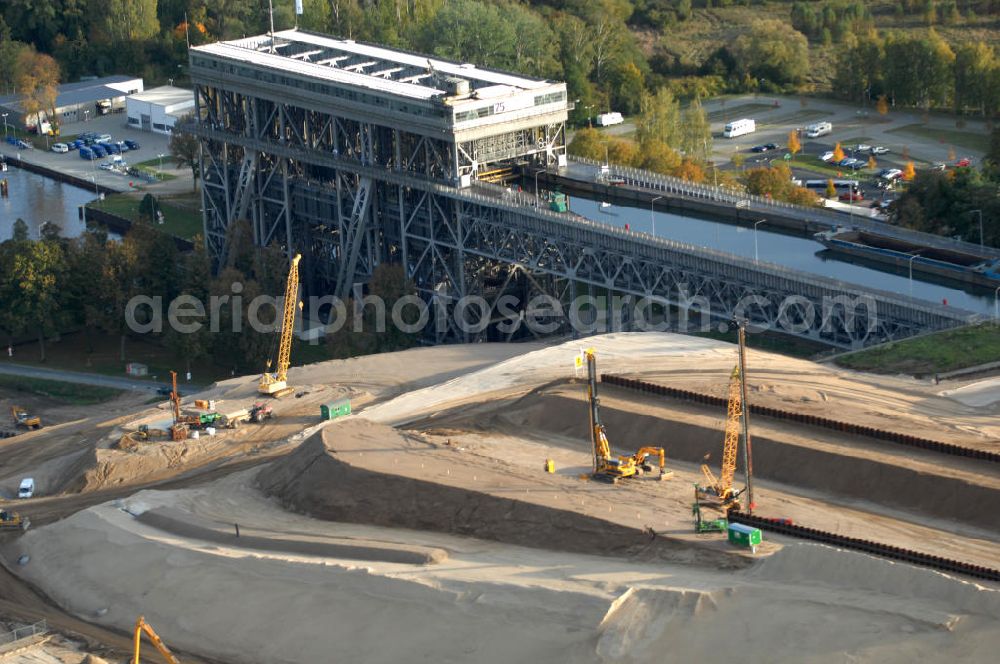 Niederfinow from above - Das Wasserstraßen-Neubauamt Berlin den Bauauftrag für den Neubau des Schiffshebewerkes Niederfinow Nord vergeben. Der Zuschlag wurde auf das Angebot der Bietergemeinschaft Neues Schiffshebewerk Niederfinow unter Federführung der Bilfinger Berger AG erteilt. Der Bietergemeinschaft gehören weiter: die DSD Brückenbau GmbH, die Johann Bunte Bauunternehmung GmbH & Co. KG und die Siemag GmbH an. Die geplante Bauzeit für das neue Schiffshebewerk beträgt fünf Jahre, die Baukosten für die Gesamtanlage liegen bei rd. 285 Mio. Euro und werden durch den Bund finanziert. Seit Mitte Februar 2009 wird die Baugrubenumschließung für das neue Schiffshebewerk hergestellt. Es werden 217 Träger und 214 Zwischenbohlen in den Baugrund eingebracht. Die Träger haben eine Länge von ca. 22m und wiegen einzeln etwa 5,7 Tonnen. Die Rüttelarbeiten für die Baugrube werden voraussichtlich bis Ende April andauern.Mit einem Investitionsvolumen von rd. 285. Mio € entsteht in Niederfinow bis zum Jahr 2014 ein neues Schiffshebewerk der europäischen Wasserstraßenklasse V. Der Neubau ist dringend erforderlich, weil das alte Schiffshebewerk aus dem Jahr 1934 bald das Ende seiner Lebensdauer erreicht hat. Um die Funktion der Havel-Oder-Wasserstraße aufrechtzuerhalten, muss es daher planmäßig durch einen Neubau ersetzt werden.