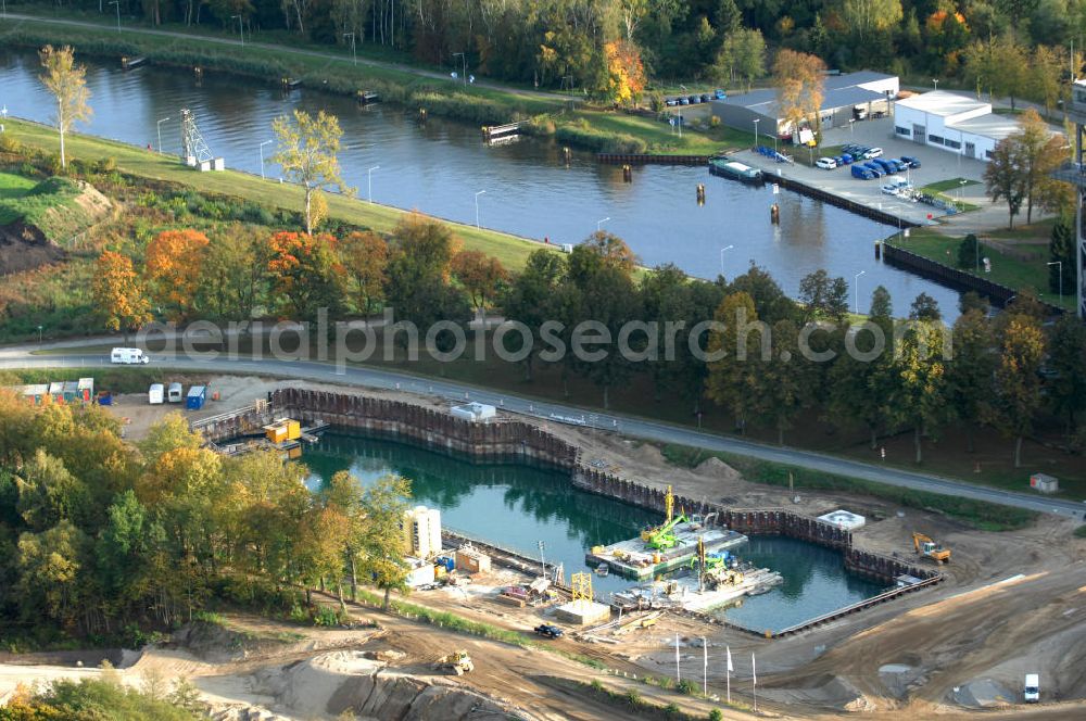 Niederfinow from the bird's eye view: Das Wasserstraßen-Neubauamt Berlin den Bauauftrag für den Neubau des Schiffshebewerkes Niederfinow Nord vergeben. Der Zuschlag wurde auf das Angebot der Bietergemeinschaft Neues Schiffshebewerk Niederfinow unter Federführung der Bilfinger Berger AG erteilt. Der Bietergemeinschaft gehören weiter: die DSD Brückenbau GmbH, die Johann Bunte Bauunternehmung GmbH & Co. KG und die Siemag GmbH an. Die geplante Bauzeit für das neue Schiffshebewerk beträgt fünf Jahre, die Baukosten für die Gesamtanlage liegen bei rd. 285 Mio. Euro und werden durch den Bund finanziert. Seit Mitte Februar 2009 wird die Baugrubenumschließung für das neue Schiffshebewerk hergestellt. Es werden 217 Träger und 214 Zwischenbohlen in den Baugrund eingebracht. Die Träger haben eine Länge von ca. 22m und wiegen einzeln etwa 5,7 Tonnen. Die Rüttelarbeiten für die Baugrube werden voraussichtlich bis Ende April andauern.Mit einem Investitionsvolumen von rd. 285. Mio € entsteht in Niederfinow bis zum Jahr 2014 ein neues Schiffshebewerk der europäischen Wasserstraßenklasse V. Der Neubau ist dringend erforderlich, weil das alte Schiffshebewerk aus dem Jahr 1934 bald das Ende seiner Lebensdauer erreicht hat. Um die Funktion der Havel-Oder-Wasserstraße aufrechtzuerhalten, muss es daher planmäßig durch einen Neubau ersetzt werden.