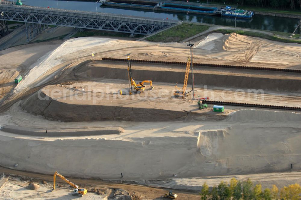 Aerial image Niederfinow - Das Wasserstraßen-Neubauamt Berlin den Bauauftrag für den Neubau des Schiffshebewerkes Niederfinow Nord vergeben. Der Zuschlag wurde auf das Angebot der Bietergemeinschaft Neues Schiffshebewerk Niederfinow unter Federführung der Bilfinger Berger AG erteilt. Der Bietergemeinschaft gehören weiter: die DSD Brückenbau GmbH, die Johann Bunte Bauunternehmung GmbH & Co. KG und die Siemag GmbH an. Die geplante Bauzeit für das neue Schiffshebewerk beträgt fünf Jahre, die Baukosten für die Gesamtanlage liegen bei rd. 285 Mio. Euro und werden durch den Bund finanziert. Seit Mitte Februar 2009 wird die Baugrubenumschließung für das neue Schiffshebewerk hergestellt. Es werden 217 Träger und 214 Zwischenbohlen in den Baugrund eingebracht. Die Träger haben eine Länge von ca. 22m und wiegen einzeln etwa 5,7 Tonnen. Die Rüttelarbeiten für die Baugrube werden voraussichtlich bis Ende April andauern.Mit einem Investitionsvolumen von rd. 285. Mio € entsteht in Niederfinow bis zum Jahr 2014 ein neues Schiffshebewerk der europäischen Wasserstraßenklasse V. Der Neubau ist dringend erforderlich, weil das alte Schiffshebewerk aus dem Jahr 1934 bald das Ende seiner Lebensdauer erreicht hat. Um die Funktion der Havel-Oder-Wasserstraße aufrechtzuerhalten, muss es daher planmäßig durch einen Neubau ersetzt werden.