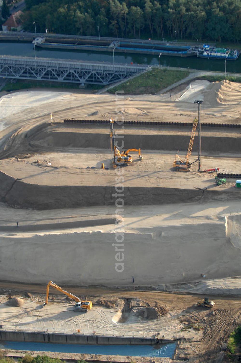 Niederfinow from above - Das Wasserstraßen-Neubauamt Berlin den Bauauftrag für den Neubau des Schiffshebewerkes Niederfinow Nord vergeben. Der Zuschlag wurde auf das Angebot der Bietergemeinschaft Neues Schiffshebewerk Niederfinow unter Federführung der Bilfinger Berger AG erteilt. Der Bietergemeinschaft gehören weiter: die DSD Brückenbau GmbH, die Johann Bunte Bauunternehmung GmbH & Co. KG und die Siemag GmbH an. Die geplante Bauzeit für das neue Schiffshebewerk beträgt fünf Jahre, die Baukosten für die Gesamtanlage liegen bei rd. 285 Mio. Euro und werden durch den Bund finanziert. Seit Mitte Februar 2009 wird die Baugrubenumschließung für das neue Schiffshebewerk hergestellt. Es werden 217 Träger und 214 Zwischenbohlen in den Baugrund eingebracht. Die Träger haben eine Länge von ca. 22m und wiegen einzeln etwa 5,7 Tonnen. Die Rüttelarbeiten für die Baugrube werden voraussichtlich bis Ende April andauern.Mit einem Investitionsvolumen von rd. 285. Mio € entsteht in Niederfinow bis zum Jahr 2014 ein neues Schiffshebewerk der europäischen Wasserstraßenklasse V. Der Neubau ist dringend erforderlich, weil das alte Schiffshebewerk aus dem Jahr 1934 bald das Ende seiner Lebensdauer erreicht hat. Um die Funktion der Havel-Oder-Wasserstraße aufrechtzuerhalten, muss es daher planmäßig durch einen Neubau ersetzt werden.