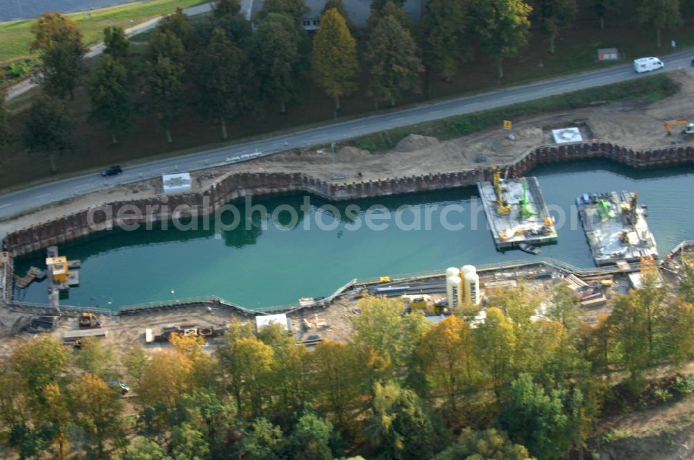 Aerial image Niederfinow - Das Wasserstraßen-Neubauamt Berlin den Bauauftrag für den Neubau des Schiffshebewerkes Niederfinow Nord vergeben. Der Zuschlag wurde auf das Angebot der Bietergemeinschaft Neues Schiffshebewerk Niederfinow unter Federführung der Bilfinger Berger AG erteilt. Der Bietergemeinschaft gehören weiter: die DSD Brückenbau GmbH, die Johann Bunte Bauunternehmung GmbH & Co. KG und die Siemag GmbH an. Die geplante Bauzeit für das neue Schiffshebewerk beträgt fünf Jahre, die Baukosten für die Gesamtanlage liegen bei rd. 285 Mio. Euro und werden durch den Bund finanziert. Seit Mitte Februar 2009 wird die Baugrubenumschließung für das neue Schiffshebewerk hergestellt. Es werden 217 Träger und 214 Zwischenbohlen in den Baugrund eingebracht. Die Träger haben eine Länge von ca. 22m und wiegen einzeln etwa 5,7 Tonnen. Die Rüttelarbeiten für die Baugrube werden voraussichtlich bis Ende April andauern.Mit einem Investitionsvolumen von rd. 285. Mio € entsteht in Niederfinow bis zum Jahr 2014 ein neues Schiffshebewerk der europäischen Wasserstraßenklasse V. Der Neubau ist dringend erforderlich, weil das alte Schiffshebewerk aus dem Jahr 1934 bald das Ende seiner Lebensdauer erreicht hat. Um die Funktion der Havel-Oder-Wasserstraße aufrechtzuerhalten, muss es daher planmäßig durch einen Neubau ersetzt werden.