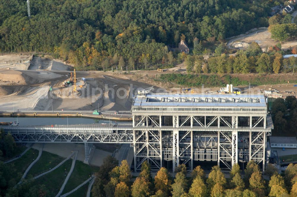 Niederfinow from above - Das Wasserstraßen-Neubauamt Berlin den Bauauftrag für den Neubau des Schiffshebewerkes Niederfinow Nord vergeben. Der Zuschlag wurde auf das Angebot der Bietergemeinschaft Neues Schiffshebewerk Niederfinow unter Federführung der Bilfinger Berger AG erteilt. Der Bietergemeinschaft gehören weiter: die DSD Brückenbau GmbH, die Johann Bunte Bauunternehmung GmbH & Co. KG und die Siemag GmbH an. Die geplante Bauzeit für das neue Schiffshebewerk beträgt fünf Jahre, die Baukosten für die Gesamtanlage liegen bei rd. 285 Mio. Euro und werden durch den Bund finanziert. Seit Mitte Februar 2009 wird die Baugrubenumschließung für das neue Schiffshebewerk hergestellt. Es werden 217 Träger und 214 Zwischenbohlen in den Baugrund eingebracht. Die Träger haben eine Länge von ca. 22m und wiegen einzeln etwa 5,7 Tonnen. Die Rüttelarbeiten für die Baugrube werden voraussichtlich bis Ende April andauern.Mit einem Investitionsvolumen von rd. 285. Mio € entsteht in Niederfinow bis zum Jahr 2014 ein neues Schiffshebewerk der europäischen Wasserstraßenklasse V. Der Neubau ist dringend erforderlich, weil das alte Schiffshebewerk aus dem Jahr 1934 bald das Ende seiner Lebensdauer erreicht hat. Um die Funktion der Havel-Oder-Wasserstraße aufrechtzuerhalten, muss es daher planmäßig durch einen Neubau ersetzt werden.