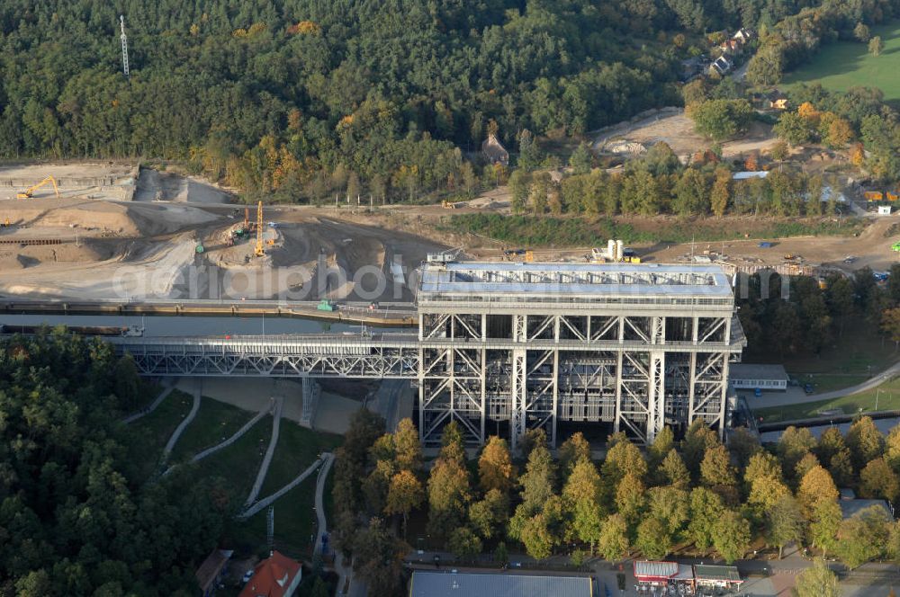 Niederfinow from the bird's eye view: Das Wasserstraßen-Neubauamt Berlin den Bauauftrag für den Neubau des Schiffshebewerkes Niederfinow Nord vergeben. Der Zuschlag wurde auf das Angebot der Bietergemeinschaft Neues Schiffshebewerk Niederfinow unter Federführung der Bilfinger Berger AG erteilt. Der Bietergemeinschaft gehören weiter: die DSD Brückenbau GmbH, die Johann Bunte Bauunternehmung GmbH & Co. KG und die Siemag GmbH an. Die geplante Bauzeit für das neue Schiffshebewerk beträgt fünf Jahre, die Baukosten für die Gesamtanlage liegen bei rd. 285 Mio. Euro und werden durch den Bund finanziert. Seit Mitte Februar 2009 wird die Baugrubenumschließung für das neue Schiffshebewerk hergestellt. Es werden 217 Träger und 214 Zwischenbohlen in den Baugrund eingebracht. Die Träger haben eine Länge von ca. 22m und wiegen einzeln etwa 5,7 Tonnen. Die Rüttelarbeiten für die Baugrube werden voraussichtlich bis Ende April andauern.Mit einem Investitionsvolumen von rd. 285. Mio € entsteht in Niederfinow bis zum Jahr 2014 ein neues Schiffshebewerk der europäischen Wasserstraßenklasse V. Der Neubau ist dringend erforderlich, weil das alte Schiffshebewerk aus dem Jahr 1934 bald das Ende seiner Lebensdauer erreicht hat. Um die Funktion der Havel-Oder-Wasserstraße aufrechtzuerhalten, muss es daher planmäßig durch einen Neubau ersetzt werden.