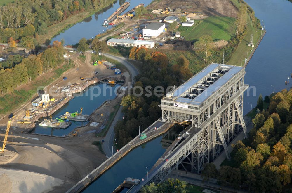 Aerial image Niederfinow - Das Wasserstraßen-Neubauamt Berlin den Bauauftrag für den Neubau des Schiffshebewerkes Niederfinow Nord vergeben. Der Zuschlag wurde auf das Angebot der Bietergemeinschaft Neues Schiffshebewerk Niederfinow unter Federführung der Bilfinger Berger AG erteilt. Der Bietergemeinschaft gehören weiter: die DSD Brückenbau GmbH, die Johann Bunte Bauunternehmung GmbH & Co. KG und die Siemag GmbH an. Die geplante Bauzeit für das neue Schiffshebewerk beträgt fünf Jahre, die Baukosten für die Gesamtanlage liegen bei rd. 285 Mio. Euro und werden durch den Bund finanziert. Seit Mitte Februar 2009 wird die Baugrubenumschließung für das neue Schiffshebewerk hergestellt. Es werden 217 Träger und 214 Zwischenbohlen in den Baugrund eingebracht. Die Träger haben eine Länge von ca. 22m und wiegen einzeln etwa 5,7 Tonnen. Die Rüttelarbeiten für die Baugrube werden voraussichtlich bis Ende April andauern.Mit einem Investitionsvolumen von rd. 285. Mio € entsteht in Niederfinow bis zum Jahr 2014 ein neues Schiffshebewerk der europäischen Wasserstraßenklasse V. Der Neubau ist dringend erforderlich, weil das alte Schiffshebewerk aus dem Jahr 1934 bald das Ende seiner Lebensdauer erreicht hat. Um die Funktion der Havel-Oder-Wasserstraße aufrechtzuerhalten, muss es daher planmäßig durch einen Neubau ersetzt werden.