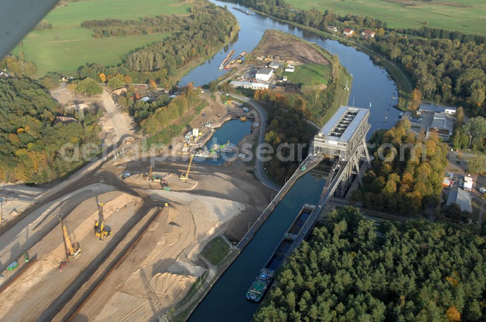 Aerial photograph Niederfinow - Das Wasserstraßen-Neubauamt Berlin den Bauauftrag für den Neubau des Schiffshebewerkes Niederfinow Nord vergeben. Der Zuschlag wurde auf das Angebot der Bietergemeinschaft Neues Schiffshebewerk Niederfinow unter Federführung der Bilfinger Berger AG erteilt. Der Bietergemeinschaft gehören weiter: die DSD Brückenbau GmbH, die Johann Bunte Bauunternehmung GmbH & Co. KG und die Siemag GmbH an. Die geplante Bauzeit für das neue Schiffshebewerk beträgt fünf Jahre, die Baukosten für die Gesamtanlage liegen bei rd. 285 Mio. Euro und werden durch den Bund finanziert. Seit Mitte Februar 2009 wird die Baugrubenumschließung für das neue Schiffshebewerk hergestellt. Es werden 217 Träger und 214 Zwischenbohlen in den Baugrund eingebracht. Die Träger haben eine Länge von ca. 22m und wiegen einzeln etwa 5,7 Tonnen. Die Rüttelarbeiten für die Baugrube werden voraussichtlich bis Ende April andauern.Mit einem Investitionsvolumen von rd. 285. Mio € entsteht in Niederfinow bis zum Jahr 2014 ein neues Schiffshebewerk der europäischen Wasserstraßenklasse V. Der Neubau ist dringend erforderlich, weil das alte Schiffshebewerk aus dem Jahr 1934 bald das Ende seiner Lebensdauer erreicht hat. Um die Funktion der Havel-Oder-Wasserstraße aufrechtzuerhalten, muss es daher planmäßig durch einen Neubau ersetzt werden.