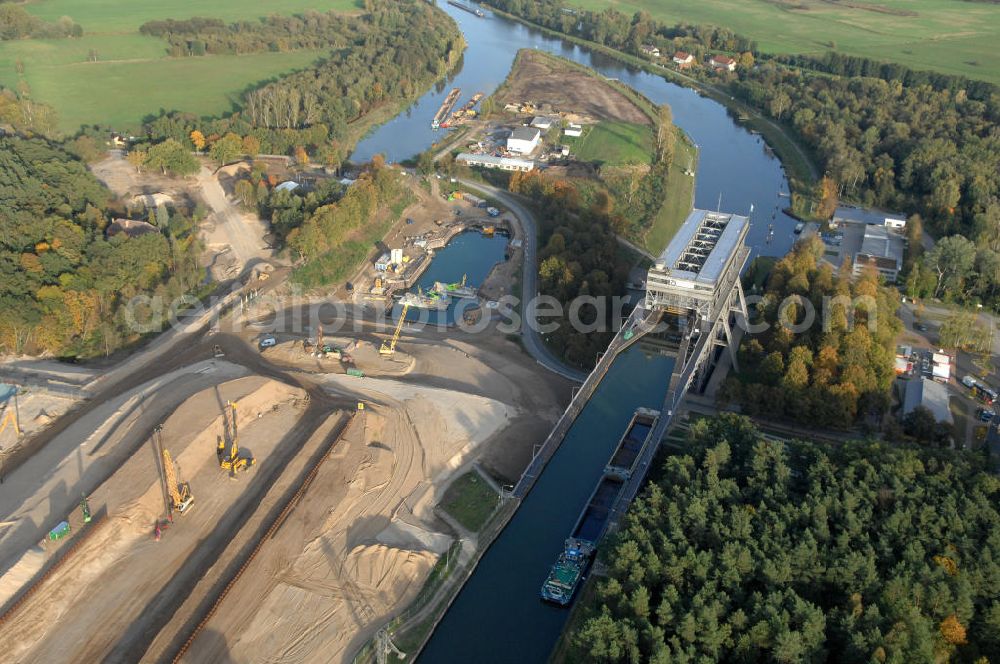 Niederfinow from above - Das Wasserstraßen-Neubauamt Berlin den Bauauftrag für den Neubau des Schiffshebewerkes Niederfinow Nord vergeben. Der Zuschlag wurde auf das Angebot der Bietergemeinschaft Neues Schiffshebewerk Niederfinow unter Federführung der Bilfinger Berger AG erteilt. Der Bietergemeinschaft gehören weiter: die DSD Brückenbau GmbH, die Johann Bunte Bauunternehmung GmbH & Co. KG und die Siemag GmbH an. Die geplante Bauzeit für das neue Schiffshebewerk beträgt fünf Jahre, die Baukosten für die Gesamtanlage liegen bei rd. 285 Mio. Euro und werden durch den Bund finanziert. Seit Mitte Februar 2009 wird die Baugrubenumschließung für das neue Schiffshebewerk hergestellt. Es werden 217 Träger und 214 Zwischenbohlen in den Baugrund eingebracht. Die Träger haben eine Länge von ca. 22m und wiegen einzeln etwa 5,7 Tonnen. Die Rüttelarbeiten für die Baugrube werden voraussichtlich bis Ende April andauern.Mit einem Investitionsvolumen von rd. 285. Mio € entsteht in Niederfinow bis zum Jahr 2014 ein neues Schiffshebewerk der europäischen Wasserstraßenklasse V. Der Neubau ist dringend erforderlich, weil das alte Schiffshebewerk aus dem Jahr 1934 bald das Ende seiner Lebensdauer erreicht hat. Um die Funktion der Havel-Oder-Wasserstraße aufrechtzuerhalten, muss es daher planmäßig durch einen Neubau ersetzt werden.