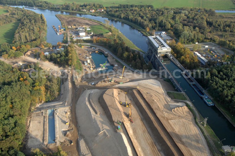 Niederfinow from above - Das Wasserstraßen-Neubauamt Berlin den Bauauftrag für den Neubau des Schiffshebewerkes Niederfinow Nord vergeben. Der Zuschlag wurde auf das Angebot der Bietergemeinschaft Neues Schiffshebewerk Niederfinow unter Federführung der Bilfinger Berger AG erteilt. Der Bietergemeinschaft gehören weiter: die DSD Brückenbau GmbH, die Johann Bunte Bauunternehmung GmbH & Co. KG und die Siemag GmbH an. Die geplante Bauzeit für das neue Schiffshebewerk beträgt fünf Jahre, die Baukosten für die Gesamtanlage liegen bei rd. 285 Mio. Euro und werden durch den Bund finanziert. Seit Mitte Februar 2009 wird die Baugrubenumschließung für das neue Schiffshebewerk hergestellt. Es werden 217 Träger und 214 Zwischenbohlen in den Baugrund eingebracht. Die Träger haben eine Länge von ca. 22m und wiegen einzeln etwa 5,7 Tonnen. Die Rüttelarbeiten für die Baugrube werden voraussichtlich bis Ende April andauern.Mit einem Investitionsvolumen von rd. 285. Mio € entsteht in Niederfinow bis zum Jahr 2014 ein neues Schiffshebewerk der europäischen Wasserstraßenklasse V. Der Neubau ist dringend erforderlich, weil das alte Schiffshebewerk aus dem Jahr 1934 bald das Ende seiner Lebensdauer erreicht hat. Um die Funktion der Havel-Oder-Wasserstraße aufrechtzuerhalten, muss es daher planmäßig durch einen Neubau ersetzt werden.