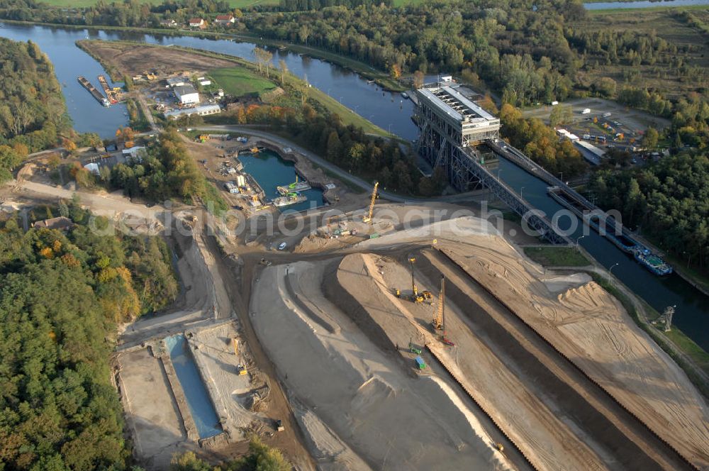 Niederfinow from the bird's eye view: Das Wasserstraßen-Neubauamt Berlin den Bauauftrag für den Neubau des Schiffshebewerkes Niederfinow Nord vergeben. Der Zuschlag wurde auf das Angebot der Bietergemeinschaft Neues Schiffshebewerk Niederfinow unter Federführung der Bilfinger Berger AG erteilt. Der Bietergemeinschaft gehören weiter: die DSD Brückenbau GmbH, die Johann Bunte Bauunternehmung GmbH & Co. KG und die Siemag GmbH an. Die geplante Bauzeit für das neue Schiffshebewerk beträgt fünf Jahre, die Baukosten für die Gesamtanlage liegen bei rd. 285 Mio. Euro und werden durch den Bund finanziert. Seit Mitte Februar 2009 wird die Baugrubenumschließung für das neue Schiffshebewerk hergestellt. Es werden 217 Träger und 214 Zwischenbohlen in den Baugrund eingebracht. Die Träger haben eine Länge von ca. 22m und wiegen einzeln etwa 5,7 Tonnen. Die Rüttelarbeiten für die Baugrube werden voraussichtlich bis Ende April andauern.Mit einem Investitionsvolumen von rd. 285. Mio € entsteht in Niederfinow bis zum Jahr 2014 ein neues Schiffshebewerk der europäischen Wasserstraßenklasse V. Der Neubau ist dringend erforderlich, weil das alte Schiffshebewerk aus dem Jahr 1934 bald das Ende seiner Lebensdauer erreicht hat. Um die Funktion der Havel-Oder-Wasserstraße aufrechtzuerhalten, muss es daher planmäßig durch einen Neubau ersetzt werden.