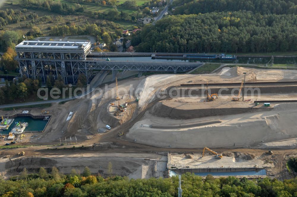 Aerial image Niederfinow - Das Wasserstraßen-Neubauamt Berlin den Bauauftrag für den Neubau des Schiffshebewerkes Niederfinow Nord vergeben. Der Zuschlag wurde auf das Angebot der Bietergemeinschaft Neues Schiffshebewerk Niederfinow unter Federführung der Bilfinger Berger AG erteilt. Der Bietergemeinschaft gehören weiter: die DSD Brückenbau GmbH, die Johann Bunte Bauunternehmung GmbH & Co. KG und die Siemag GmbH an. Die geplante Bauzeit für das neue Schiffshebewerk beträgt fünf Jahre, die Baukosten für die Gesamtanlage liegen bei rd. 285 Mio. Euro und werden durch den Bund finanziert. Seit Mitte Februar 2009 wird die Baugrubenumschließung für das neue Schiffshebewerk hergestellt. Es werden 217 Träger und 214 Zwischenbohlen in den Baugrund eingebracht. Die Träger haben eine Länge von ca. 22m und wiegen einzeln etwa 5,7 Tonnen. Die Rüttelarbeiten für die Baugrube werden voraussichtlich bis Ende April andauern.Mit einem Investitionsvolumen von rd. 285. Mio € entsteht in Niederfinow bis zum Jahr 2014 ein neues Schiffshebewerk der europäischen Wasserstraßenklasse V. Der Neubau ist dringend erforderlich, weil das alte Schiffshebewerk aus dem Jahr 1934 bald das Ende seiner Lebensdauer erreicht hat. Um die Funktion der Havel-Oder-Wasserstraße aufrechtzuerhalten, muss es daher planmäßig durch einen Neubau ersetzt werden.