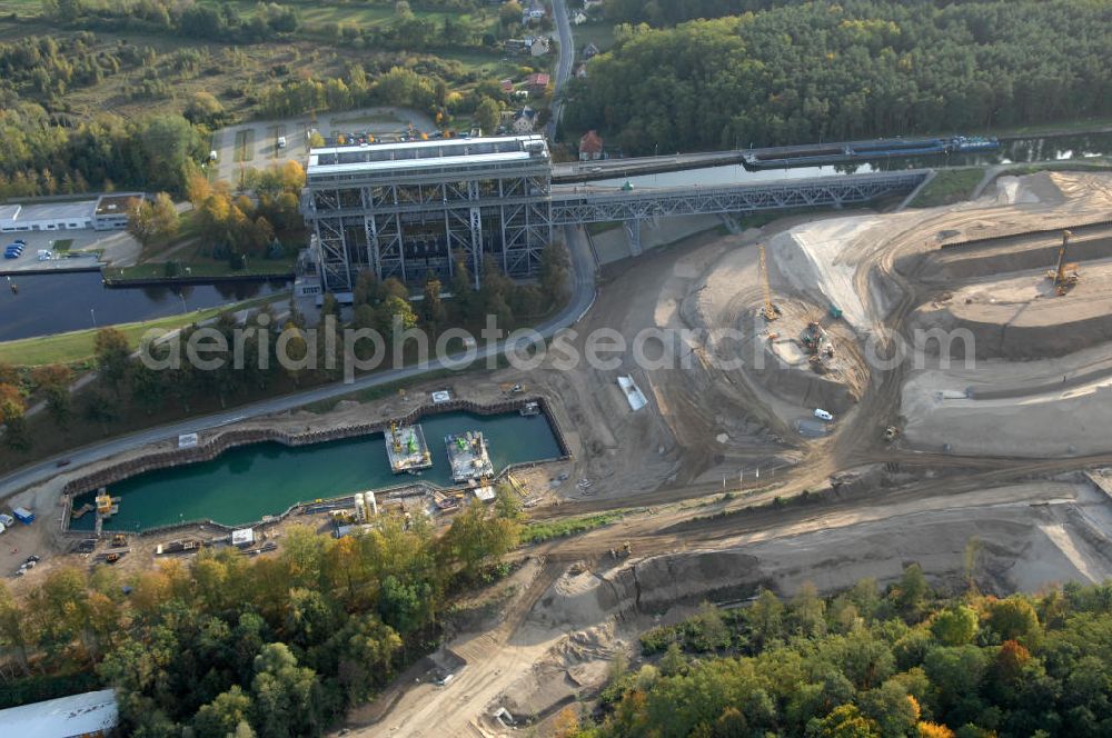 Aerial photograph Niederfinow - Das Wasserstraßen-Neubauamt Berlin den Bauauftrag für den Neubau des Schiffshebewerkes Niederfinow Nord vergeben. Der Zuschlag wurde auf das Angebot der Bietergemeinschaft Neues Schiffshebewerk Niederfinow unter Federführung der Bilfinger Berger AG erteilt. Der Bietergemeinschaft gehören weiter: die DSD Brückenbau GmbH, die Johann Bunte Bauunternehmung GmbH & Co. KG und die Siemag GmbH an. Die geplante Bauzeit für das neue Schiffshebewerk beträgt fünf Jahre, die Baukosten für die Gesamtanlage liegen bei rd. 285 Mio. Euro und werden durch den Bund finanziert. Seit Mitte Februar 2009 wird die Baugrubenumschließung für das neue Schiffshebewerk hergestellt. Es werden 217 Träger und 214 Zwischenbohlen in den Baugrund eingebracht. Die Träger haben eine Länge von ca. 22m und wiegen einzeln etwa 5,7 Tonnen. Die Rüttelarbeiten für die Baugrube werden voraussichtlich bis Ende April andauern.Mit einem Investitionsvolumen von rd. 285. Mio € entsteht in Niederfinow bis zum Jahr 2014 ein neues Schiffshebewerk der europäischen Wasserstraßenklasse V. Der Neubau ist dringend erforderlich, weil das alte Schiffshebewerk aus dem Jahr 1934 bald das Ende seiner Lebensdauer erreicht hat. Um die Funktion der Havel-Oder-Wasserstraße aufrechtzuerhalten, muss es daher planmäßig durch einen Neubau ersetzt werden.