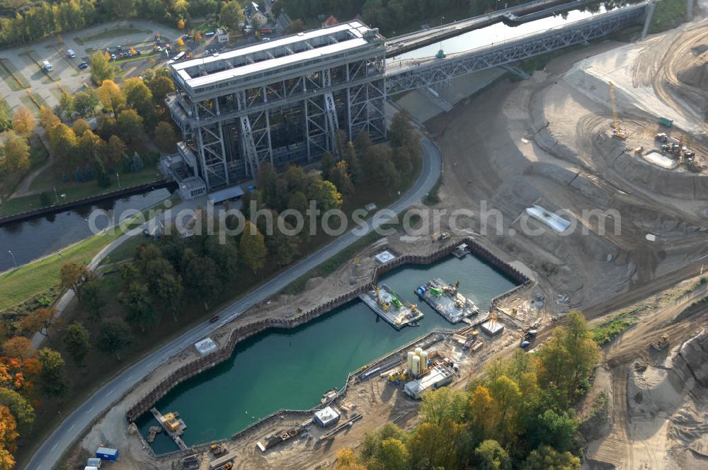 Niederfinow from above - Das Wasserstraßen-Neubauamt Berlin den Bauauftrag für den Neubau des Schiffshebewerkes Niederfinow Nord vergeben. Der Zuschlag wurde auf das Angebot der Bietergemeinschaft Neues Schiffshebewerk Niederfinow unter Federführung der Bilfinger Berger AG erteilt. Der Bietergemeinschaft gehören weiter: die DSD Brückenbau GmbH, die Johann Bunte Bauunternehmung GmbH & Co. KG und die Siemag GmbH an. Die geplante Bauzeit für das neue Schiffshebewerk beträgt fünf Jahre, die Baukosten für die Gesamtanlage liegen bei rd. 285 Mio. Euro und werden durch den Bund finanziert. Seit Mitte Februar 2009 wird die Baugrubenumschließung für das neue Schiffshebewerk hergestellt. Es werden 217 Träger und 214 Zwischenbohlen in den Baugrund eingebracht. Die Träger haben eine Länge von ca. 22m und wiegen einzeln etwa 5,7 Tonnen. Die Rüttelarbeiten für die Baugrube werden voraussichtlich bis Ende April andauern.Mit einem Investitionsvolumen von rd. 285. Mio € entsteht in Niederfinow bis zum Jahr 2014 ein neues Schiffshebewerk der europäischen Wasserstraßenklasse V. Der Neubau ist dringend erforderlich, weil das alte Schiffshebewerk aus dem Jahr 1934 bald das Ende seiner Lebensdauer erreicht hat. Um die Funktion der Havel-Oder-Wasserstraße aufrechtzuerhalten, muss es daher planmäßig durch einen Neubau ersetzt werden.