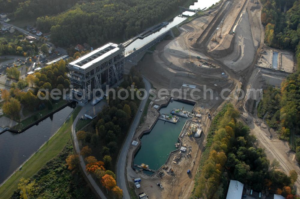 Aerial image Niederfinow - Das Wasserstraßen-Neubauamt Berlin den Bauauftrag für den Neubau des Schiffshebewerkes Niederfinow Nord vergeben. Der Zuschlag wurde auf das Angebot der Bietergemeinschaft Neues Schiffshebewerk Niederfinow unter Federführung der Bilfinger Berger AG erteilt. Der Bietergemeinschaft gehören weiter: die DSD Brückenbau GmbH, die Johann Bunte Bauunternehmung GmbH & Co. KG und die Siemag GmbH an. Die geplante Bauzeit für das neue Schiffshebewerk beträgt fünf Jahre, die Baukosten für die Gesamtanlage liegen bei rd. 285 Mio. Euro und werden durch den Bund finanziert. Seit Mitte Februar 2009 wird die Baugrubenumschließung für das neue Schiffshebewerk hergestellt. Es werden 217 Träger und 214 Zwischenbohlen in den Baugrund eingebracht. Die Träger haben eine Länge von ca. 22m und wiegen einzeln etwa 5,7 Tonnen. Die Rüttelarbeiten für die Baugrube werden voraussichtlich bis Ende April andauern.Mit einem Investitionsvolumen von rd. 285. Mio € entsteht in Niederfinow bis zum Jahr 2014 ein neues Schiffshebewerk der europäischen Wasserstraßenklasse V. Der Neubau ist dringend erforderlich, weil das alte Schiffshebewerk aus dem Jahr 1934 bald das Ende seiner Lebensdauer erreicht hat. Um die Funktion der Havel-Oder-Wasserstraße aufrechtzuerhalten, muss es daher planmäßig durch einen Neubau ersetzt werden.