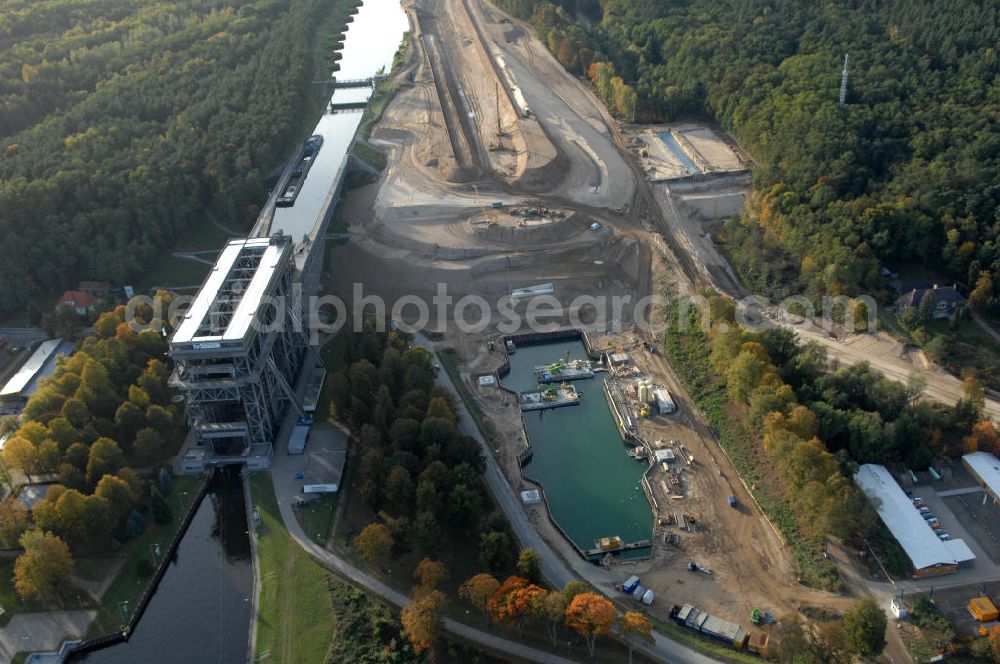 Aerial photograph Niederfinow - Das Wasserstraßen-Neubauamt Berlin den Bauauftrag für den Neubau des Schiffshebewerkes Niederfinow Nord vergeben. Der Zuschlag wurde auf das Angebot der Bietergemeinschaft Neues Schiffshebewerk Niederfinow unter Federführung der Bilfinger Berger AG erteilt. Der Bietergemeinschaft gehören weiter: die DSD Brückenbau GmbH, die Johann Bunte Bauunternehmung GmbH & Co. KG und die Siemag GmbH an. Die geplante Bauzeit für das neue Schiffshebewerk beträgt fünf Jahre, die Baukosten für die Gesamtanlage liegen bei rd. 285 Mio. Euro und werden durch den Bund finanziert. Seit Mitte Februar 2009 wird die Baugrubenumschließung für das neue Schiffshebewerk hergestellt. Es werden 217 Träger und 214 Zwischenbohlen in den Baugrund eingebracht. Die Träger haben eine Länge von ca. 22m und wiegen einzeln etwa 5,7 Tonnen. Die Rüttelarbeiten für die Baugrube werden voraussichtlich bis Ende April andauern.Mit einem Investitionsvolumen von rd. 285. Mio € entsteht in Niederfinow bis zum Jahr 2014 ein neues Schiffshebewerk der europäischen Wasserstraßenklasse V. Der Neubau ist dringend erforderlich, weil das alte Schiffshebewerk aus dem Jahr 1934 bald das Ende seiner Lebensdauer erreicht hat. Um die Funktion der Havel-Oder-Wasserstraße aufrechtzuerhalten, muss es daher planmäßig durch einen Neubau ersetzt werden.