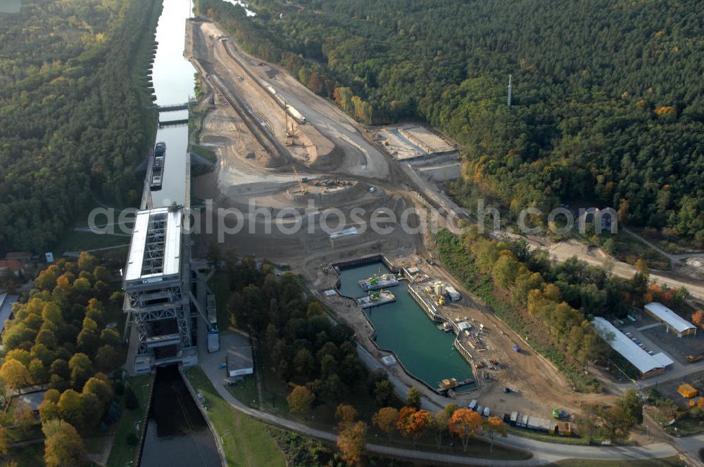 Niederfinow from above - Das Wasserstraßen-Neubauamt Berlin den Bauauftrag für den Neubau des Schiffshebewerkes Niederfinow Nord vergeben. Der Zuschlag wurde auf das Angebot der Bietergemeinschaft Neues Schiffshebewerk Niederfinow unter Federführung der Bilfinger Berger AG erteilt. Der Bietergemeinschaft gehören weiter: die DSD Brückenbau GmbH, die Johann Bunte Bauunternehmung GmbH & Co. KG und die Siemag GmbH an. Die geplante Bauzeit für das neue Schiffshebewerk beträgt fünf Jahre, die Baukosten für die Gesamtanlage liegen bei rd. 285 Mio. Euro und werden durch den Bund finanziert. Seit Mitte Februar 2009 wird die Baugrubenumschließung für das neue Schiffshebewerk hergestellt. Es werden 217 Träger und 214 Zwischenbohlen in den Baugrund eingebracht. Die Träger haben eine Länge von ca. 22m und wiegen einzeln etwa 5,7 Tonnen. Die Rüttelarbeiten für die Baugrube werden voraussichtlich bis Ende April andauern.Mit einem Investitionsvolumen von rd. 285. Mio € entsteht in Niederfinow bis zum Jahr 2014 ein neues Schiffshebewerk der europäischen Wasserstraßenklasse V. Der Neubau ist dringend erforderlich, weil das alte Schiffshebewerk aus dem Jahr 1934 bald das Ende seiner Lebensdauer erreicht hat. Um die Funktion der Havel-Oder-Wasserstraße aufrechtzuerhalten, muss es daher planmäßig durch einen Neubau ersetzt werden.