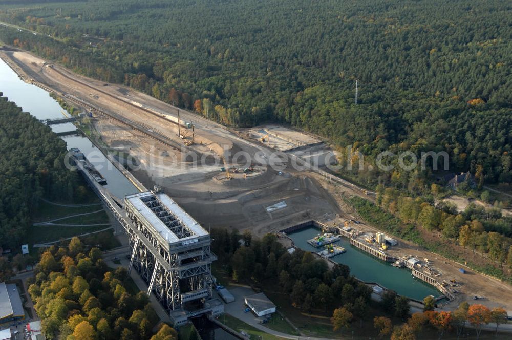 Niederfinow from the bird's eye view: Das Wasserstraßen-Neubauamt Berlin den Bauauftrag für den Neubau des Schiffshebewerkes Niederfinow Nord vergeben. Der Zuschlag wurde auf das Angebot der Bietergemeinschaft Neues Schiffshebewerk Niederfinow unter Federführung der Bilfinger Berger AG erteilt. Der Bietergemeinschaft gehören weiter: die DSD Brückenbau GmbH, die Johann Bunte Bauunternehmung GmbH & Co. KG und die Siemag GmbH an. Die geplante Bauzeit für das neue Schiffshebewerk beträgt fünf Jahre, die Baukosten für die Gesamtanlage liegen bei rd. 285 Mio. Euro und werden durch den Bund finanziert. Seit Mitte Februar 2009 wird die Baugrubenumschließung für das neue Schiffshebewerk hergestellt. Es werden 217 Träger und 214 Zwischenbohlen in den Baugrund eingebracht. Die Träger haben eine Länge von ca. 22m und wiegen einzeln etwa 5,7 Tonnen. Die Rüttelarbeiten für die Baugrube werden voraussichtlich bis Ende April andauern.Mit einem Investitionsvolumen von rd. 285. Mio € entsteht in Niederfinow bis zum Jahr 2014 ein neues Schiffshebewerk der europäischen Wasserstraßenklasse V. Der Neubau ist dringend erforderlich, weil das alte Schiffshebewerk aus dem Jahr 1934 bald das Ende seiner Lebensdauer erreicht hat. Um die Funktion der Havel-Oder-Wasserstraße aufrechtzuerhalten, muss es daher planmäßig durch einen Neubau ersetzt werden.