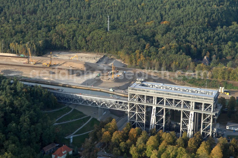 Aerial image Niederfinow - Das Wasserstraßen-Neubauamt Berlin den Bauauftrag für den Neubau des Schiffshebewerkes Niederfinow Nord vergeben. Der Zuschlag wurde auf das Angebot der Bietergemeinschaft Neues Schiffshebewerk Niederfinow unter Federführung der Bilfinger Berger AG erteilt. Der Bietergemeinschaft gehören weiter: die DSD Brückenbau GmbH, die Johann Bunte Bauunternehmung GmbH & Co. KG und die Siemag GmbH an. Die geplante Bauzeit für das neue Schiffshebewerk beträgt fünf Jahre, die Baukosten für die Gesamtanlage liegen bei rd. 285 Mio. Euro und werden durch den Bund finanziert. Seit Mitte Februar 2009 wird die Baugrubenumschließung für das neue Schiffshebewerk hergestellt. Es werden 217 Träger und 214 Zwischenbohlen in den Baugrund eingebracht. Die Träger haben eine Länge von ca. 22m und wiegen einzeln etwa 5,7 Tonnen. Die Rüttelarbeiten für die Baugrube werden voraussichtlich bis Ende April andauern.Mit einem Investitionsvolumen von rd. 285. Mio € entsteht in Niederfinow bis zum Jahr 2014 ein neues Schiffshebewerk der europäischen Wasserstraßenklasse V. Der Neubau ist dringend erforderlich, weil das alte Schiffshebewerk aus dem Jahr 1934 bald das Ende seiner Lebensdauer erreicht hat. Um die Funktion der Havel-Oder-Wasserstraße aufrechtzuerhalten, muss es daher planmäßig durch einen Neubau ersetzt werden.