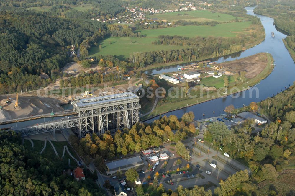 Aerial photograph Niederfinow - Das Wasserstraßen-Neubauamt Berlin den Bauauftrag für den Neubau des Schiffshebewerkes Niederfinow Nord vergeben. Der Zuschlag wurde auf das Angebot der Bietergemeinschaft Neues Schiffshebewerk Niederfinow unter Federführung der Bilfinger Berger AG erteilt. Der Bietergemeinschaft gehören weiter: die DSD Brückenbau GmbH, die Johann Bunte Bauunternehmung GmbH & Co. KG und die Siemag GmbH an. Die geplante Bauzeit für das neue Schiffshebewerk beträgt fünf Jahre, die Baukosten für die Gesamtanlage liegen bei rd. 285 Mio. Euro und werden durch den Bund finanziert. Seit Mitte Februar 2009 wird die Baugrubenumschließung für das neue Schiffshebewerk hergestellt. Es werden 217 Träger und 214 Zwischenbohlen in den Baugrund eingebracht. Die Träger haben eine Länge von ca. 22m und wiegen einzeln etwa 5,7 Tonnen. Die Rüttelarbeiten für die Baugrube werden voraussichtlich bis Ende April andauern.Mit einem Investitionsvolumen von rd. 285. Mio € entsteht in Niederfinow bis zum Jahr 2014 ein neues Schiffshebewerk der europäischen Wasserstraßenklasse V. Der Neubau ist dringend erforderlich, weil das alte Schiffshebewerk aus dem Jahr 1934 bald das Ende seiner Lebensdauer erreicht hat. Um die Funktion der Havel-Oder-Wasserstraße aufrechtzuerhalten, muss es daher planmäßig durch einen Neubau ersetzt werden.