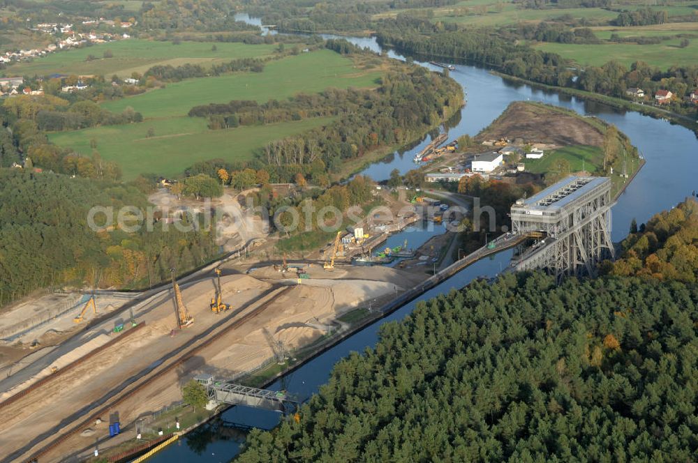 Niederfinow from above - Das Wasserstraßen-Neubauamt Berlin den Bauauftrag für den Neubau des Schiffshebewerkes Niederfinow Nord vergeben. Der Zuschlag wurde auf das Angebot der Bietergemeinschaft Neues Schiffshebewerk Niederfinow unter Federführung der Bilfinger Berger AG erteilt. Der Bietergemeinschaft gehören weiter: die DSD Brückenbau GmbH, die Johann Bunte Bauunternehmung GmbH & Co. KG und die Siemag GmbH an. Die geplante Bauzeit für das neue Schiffshebewerk beträgt fünf Jahre, die Baukosten für die Gesamtanlage liegen bei rd. 285 Mio. Euro und werden durch den Bund finanziert. Seit Mitte Februar 2009 wird die Baugrubenumschließung für das neue Schiffshebewerk hergestellt. Es werden 217 Träger und 214 Zwischenbohlen in den Baugrund eingebracht. Die Träger haben eine Länge von ca. 22m und wiegen einzeln etwa 5,7 Tonnen. Die Rüttelarbeiten für die Baugrube werden voraussichtlich bis Ende April andauern.Mit einem Investitionsvolumen von rd. 285. Mio € entsteht in Niederfinow bis zum Jahr 2014 ein neues Schiffshebewerk der europäischen Wasserstraßenklasse V. Der Neubau ist dringend erforderlich, weil das alte Schiffshebewerk aus dem Jahr 1934 bald das Ende seiner Lebensdauer erreicht hat. Um die Funktion der Havel-Oder-Wasserstraße aufrechtzuerhalten, muss es daher planmäßig durch einen Neubau ersetzt werden.