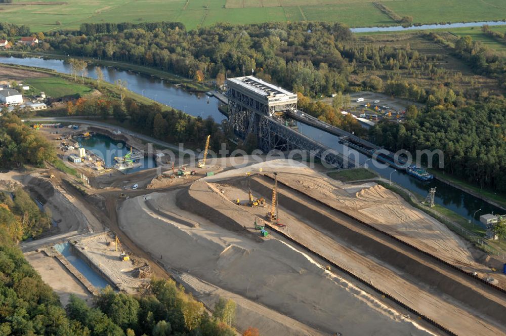 Aerial image Niederfinow - Das Wasserstraßen-Neubauamt Berlin den Bauauftrag für den Neubau des Schiffshebewerkes Niederfinow Nord vergeben. Der Zuschlag wurde auf das Angebot der Bietergemeinschaft Neues Schiffshebewerk Niederfinow unter Federführung der Bilfinger Berger AG erteilt. Der Bietergemeinschaft gehören weiter: die DSD Brückenbau GmbH, die Johann Bunte Bauunternehmung GmbH & Co. KG und die Siemag GmbH an. Die geplante Bauzeit für das neue Schiffshebewerk beträgt fünf Jahre, die Baukosten für die Gesamtanlage liegen bei rd. 285 Mio. Euro und werden durch den Bund finanziert. Seit Mitte Februar 2009 wird die Baugrubenumschließung für das neue Schiffshebewerk hergestellt. Es werden 217 Träger und 214 Zwischenbohlen in den Baugrund eingebracht. Die Träger haben eine Länge von ca. 22m und wiegen einzeln etwa 5,7 Tonnen. Die Rüttelarbeiten für die Baugrube werden voraussichtlich bis Ende April andauern.Mit einem Investitionsvolumen von rd. 285. Mio € entsteht in Niederfinow bis zum Jahr 2014 ein neues Schiffshebewerk der europäischen Wasserstraßenklasse V. Der Neubau ist dringend erforderlich, weil das alte Schiffshebewerk aus dem Jahr 1934 bald das Ende seiner Lebensdauer erreicht hat. Um die Funktion der Havel-Oder-Wasserstraße aufrechtzuerhalten, muss es daher planmäßig durch einen Neubau ersetzt werden.