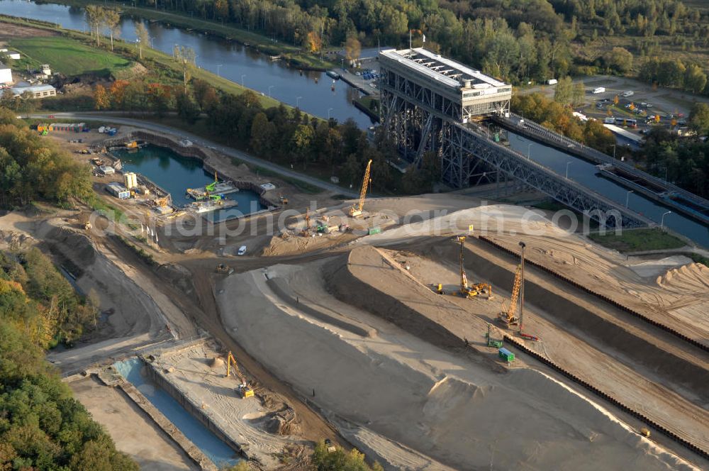 Aerial photograph Niederfinow - Das Wasserstraßen-Neubauamt Berlin den Bauauftrag für den Neubau des Schiffshebewerkes Niederfinow Nord vergeben. Der Zuschlag wurde auf das Angebot der Bietergemeinschaft Neues Schiffshebewerk Niederfinow unter Federführung der Bilfinger Berger AG erteilt. Der Bietergemeinschaft gehören weiter: die DSD Brückenbau GmbH, die Johann Bunte Bauunternehmung GmbH & Co. KG und die Siemag GmbH an. Die geplante Bauzeit für das neue Schiffshebewerk beträgt fünf Jahre, die Baukosten für die Gesamtanlage liegen bei rd. 285 Mio. Euro und werden durch den Bund finanziert. Seit Mitte Februar 2009 wird die Baugrubenumschließung für das neue Schiffshebewerk hergestellt. Es werden 217 Träger und 214 Zwischenbohlen in den Baugrund eingebracht. Die Träger haben eine Länge von ca. 22m und wiegen einzeln etwa 5,7 Tonnen. Die Rüttelarbeiten für die Baugrube werden voraussichtlich bis Ende April andauern.Mit einem Investitionsvolumen von rd. 285. Mio € entsteht in Niederfinow bis zum Jahr 2014 ein neues Schiffshebewerk der europäischen Wasserstraßenklasse V. Der Neubau ist dringend erforderlich, weil das alte Schiffshebewerk aus dem Jahr 1934 bald das Ende seiner Lebensdauer erreicht hat. Um die Funktion der Havel-Oder-Wasserstraße aufrechtzuerhalten, muss es daher planmäßig durch einen Neubau ersetzt werden.