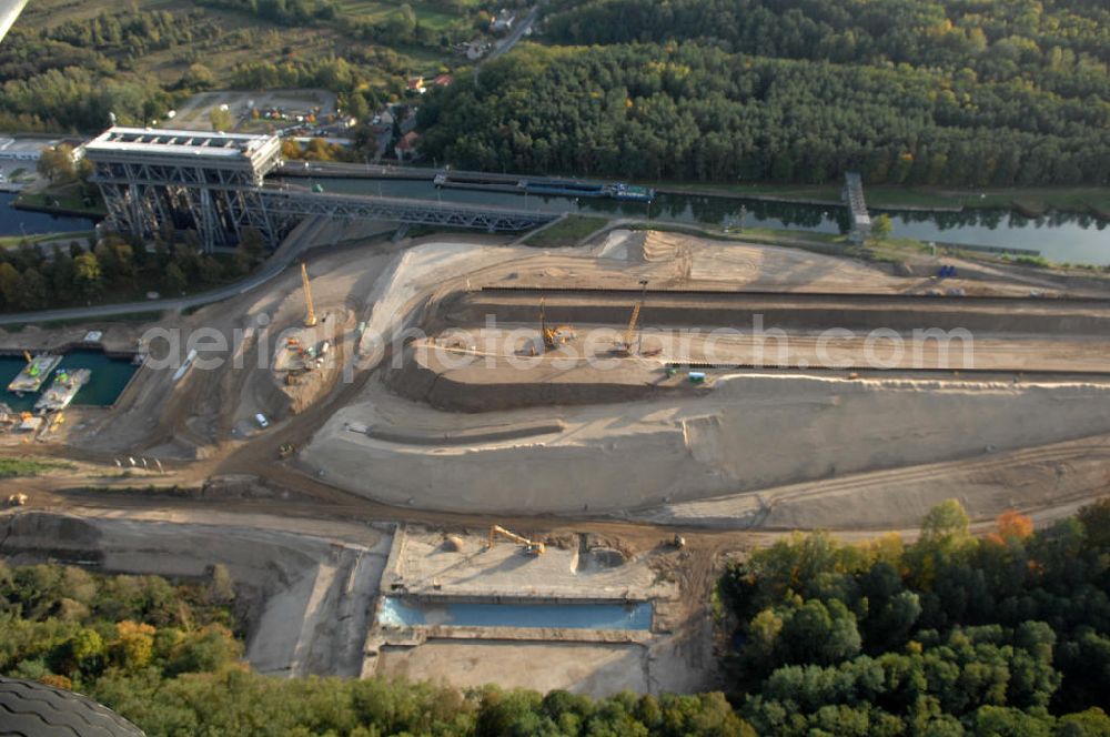 Niederfinow from the bird's eye view: Das Wasserstraßen-Neubauamt Berlin den Bauauftrag für den Neubau des Schiffshebewerkes Niederfinow Nord vergeben. Der Zuschlag wurde auf das Angebot der Bietergemeinschaft Neues Schiffshebewerk Niederfinow unter Federführung der Bilfinger Berger AG erteilt. Der Bietergemeinschaft gehören weiter: die DSD Brückenbau GmbH, die Johann Bunte Bauunternehmung GmbH & Co. KG und die Siemag GmbH an. Die geplante Bauzeit für das neue Schiffshebewerk beträgt fünf Jahre, die Baukosten für die Gesamtanlage liegen bei rd. 285 Mio. Euro und werden durch den Bund finanziert. Seit Mitte Februar 2009 wird die Baugrubenumschließung für das neue Schiffshebewerk hergestellt. Es werden 217 Träger und 214 Zwischenbohlen in den Baugrund eingebracht. Die Träger haben eine Länge von ca. 22m und wiegen einzeln etwa 5,7 Tonnen. Die Rüttelarbeiten für die Baugrube werden voraussichtlich bis Ende April andauern.Mit einem Investitionsvolumen von rd. 285. Mio € entsteht in Niederfinow bis zum Jahr 2014 ein neues Schiffshebewerk der europäischen Wasserstraßenklasse V. Der Neubau ist dringend erforderlich, weil das alte Schiffshebewerk aus dem Jahr 1934 bald das Ende seiner Lebensdauer erreicht hat. Um die Funktion der Havel-Oder-Wasserstraße aufrechtzuerhalten, muss es daher planmäßig durch einen Neubau ersetzt werden.