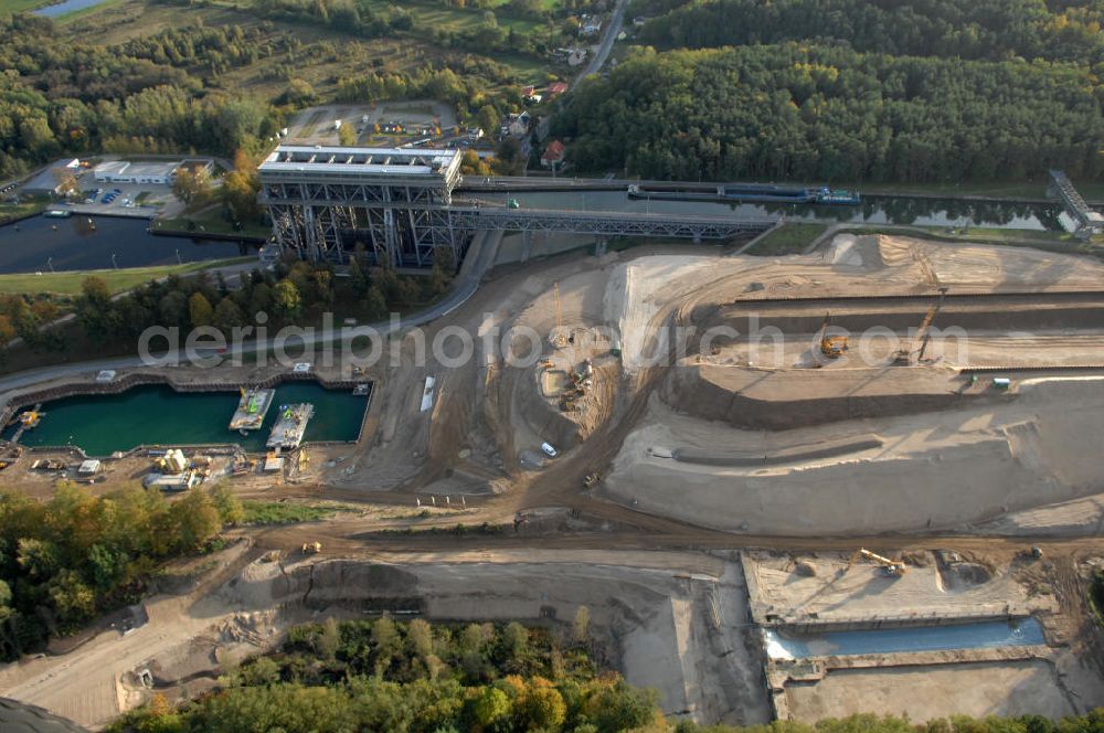 Aerial image Niederfinow - Das Wasserstraßen-Neubauamt Berlin den Bauauftrag für den Neubau des Schiffshebewerkes Niederfinow Nord vergeben. Der Zuschlag wurde auf das Angebot der Bietergemeinschaft Neues Schiffshebewerk Niederfinow unter Federführung der Bilfinger Berger AG erteilt. Der Bietergemeinschaft gehören weiter: die DSD Brückenbau GmbH, die Johann Bunte Bauunternehmung GmbH & Co. KG und die Siemag GmbH an. Die geplante Bauzeit für das neue Schiffshebewerk beträgt fünf Jahre, die Baukosten für die Gesamtanlage liegen bei rd. 285 Mio. Euro und werden durch den Bund finanziert. Seit Mitte Februar 2009 wird die Baugrubenumschließung für das neue Schiffshebewerk hergestellt. Es werden 217 Träger und 214 Zwischenbohlen in den Baugrund eingebracht. Die Träger haben eine Länge von ca. 22m und wiegen einzeln etwa 5,7 Tonnen. Die Rüttelarbeiten für die Baugrube werden voraussichtlich bis Ende April andauern.Mit einem Investitionsvolumen von rd. 285. Mio € entsteht in Niederfinow bis zum Jahr 2014 ein neues Schiffshebewerk der europäischen Wasserstraßenklasse V. Der Neubau ist dringend erforderlich, weil das alte Schiffshebewerk aus dem Jahr 1934 bald das Ende seiner Lebensdauer erreicht hat. Um die Funktion der Havel-Oder-Wasserstraße aufrechtzuerhalten, muss es daher planmäßig durch einen Neubau ersetzt werden.