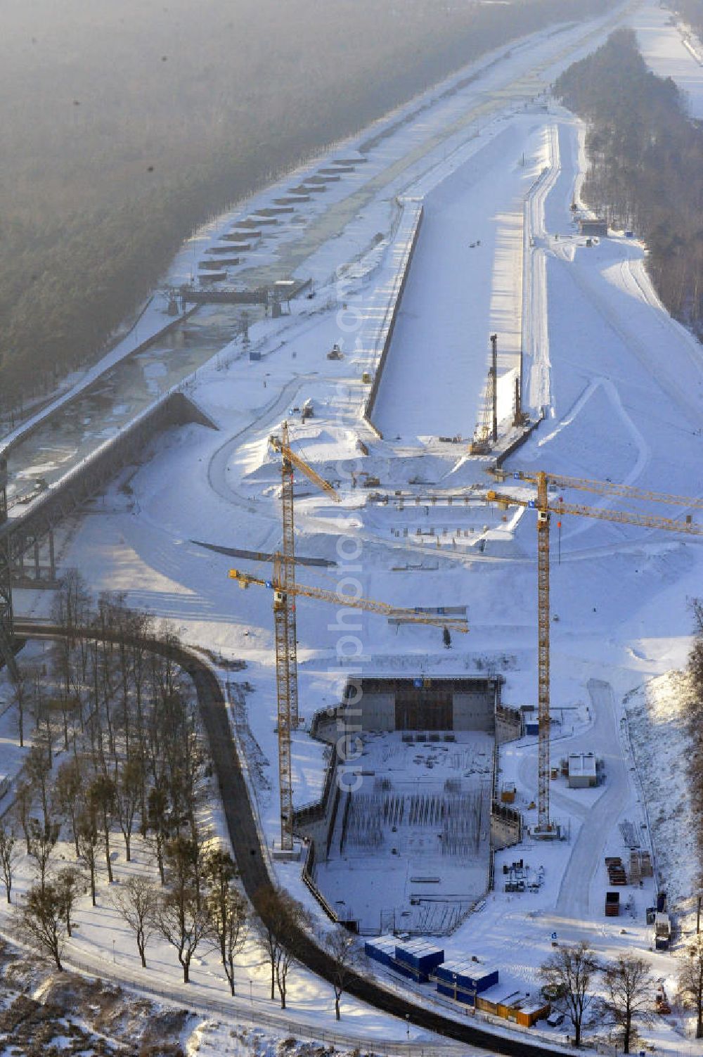 Niederfinow from above - Blick auf die winterlich verschneite Baustelle des Neubaus des Schiffshebewerkes Niederfinow Nord durch die DSD Brückenbau GmbH, die Johann Bunte Bauunternehmung GmbH & Co. KG , Bilfinger Berger Ingenieurbau GmbH und die Siemag GmbH. Look at the new building of the boat lift Niederfinow North Bridge. The new building needed because the old boat lift of 1934 has now reached the end of its life. To maintain the function of the Havel-Oder waterway, it must therefore be replaced by a new building on schedule.