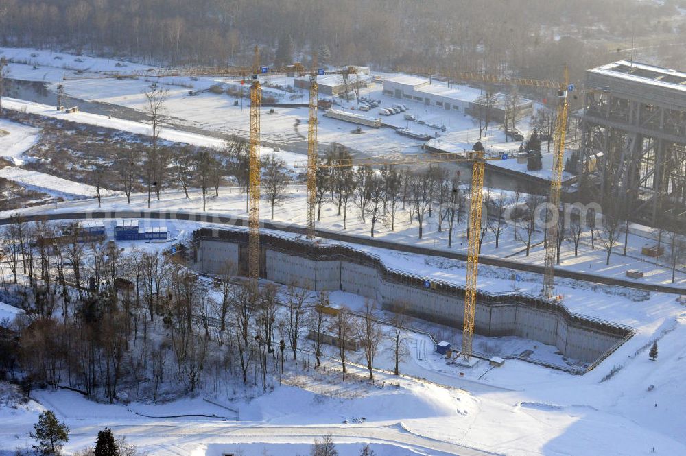 Niederfinow from the bird's eye view: Blick auf die winterlich verschneite Baustelle des Neubaus des Schiffshebewerkes Niederfinow Nord durch die DSD Brückenbau GmbH, die Johann Bunte Bauunternehmung GmbH & Co. KG , Bilfinger Berger Ingenieurbau GmbH und die Siemag GmbH. Look at the new building of the boat lift Niederfinow North Bridge. The new building needed because the old boat lift of 1934 has now reached the end of its life. To maintain the function of the Havel-Oder waterway, it must therefore be replaced by a new building on schedule.