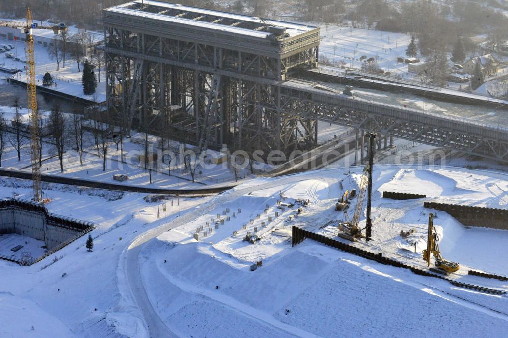 Aerial photograph Niederfinow - Blick auf die winterlich verschneite Baustelle des Neubaus des Schiffshebewerkes Niederfinow Nord durch die DSD Brückenbau GmbH, die Johann Bunte Bauunternehmung GmbH & Co. KG , Bilfinger Berger Ingenieurbau GmbH und die Siemag GmbH. Look at the new building of the boat lift Niederfinow North Bridge. The new building needed because the old boat lift of 1934 has now reached the end of its life. To maintain the function of the Havel-Oder waterway, it must therefore be replaced by a new building on schedule.