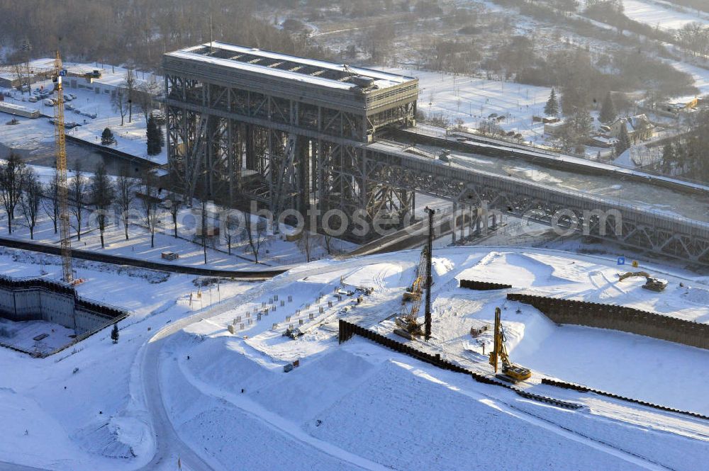 Niederfinow from above - Blick auf die winterlich verschneite Baustelle des Neubaus des Schiffshebewerkes Niederfinow Nord durch die DSD Brückenbau GmbH, die Johann Bunte Bauunternehmung GmbH & Co. KG , Bilfinger Berger Ingenieurbau GmbH und die Siemag GmbH. Look at the new building of the boat lift Niederfinow North Bridge. The new building needed because the old boat lift of 1934 has now reached the end of its life. To maintain the function of the Havel-Oder waterway, it must therefore be replaced by a new building on schedule.